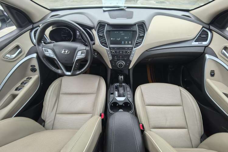 Used Hyundai Santa Fe 2017 2.0T Automatic Two-Wheel Drive Smart Version 7 Seats
