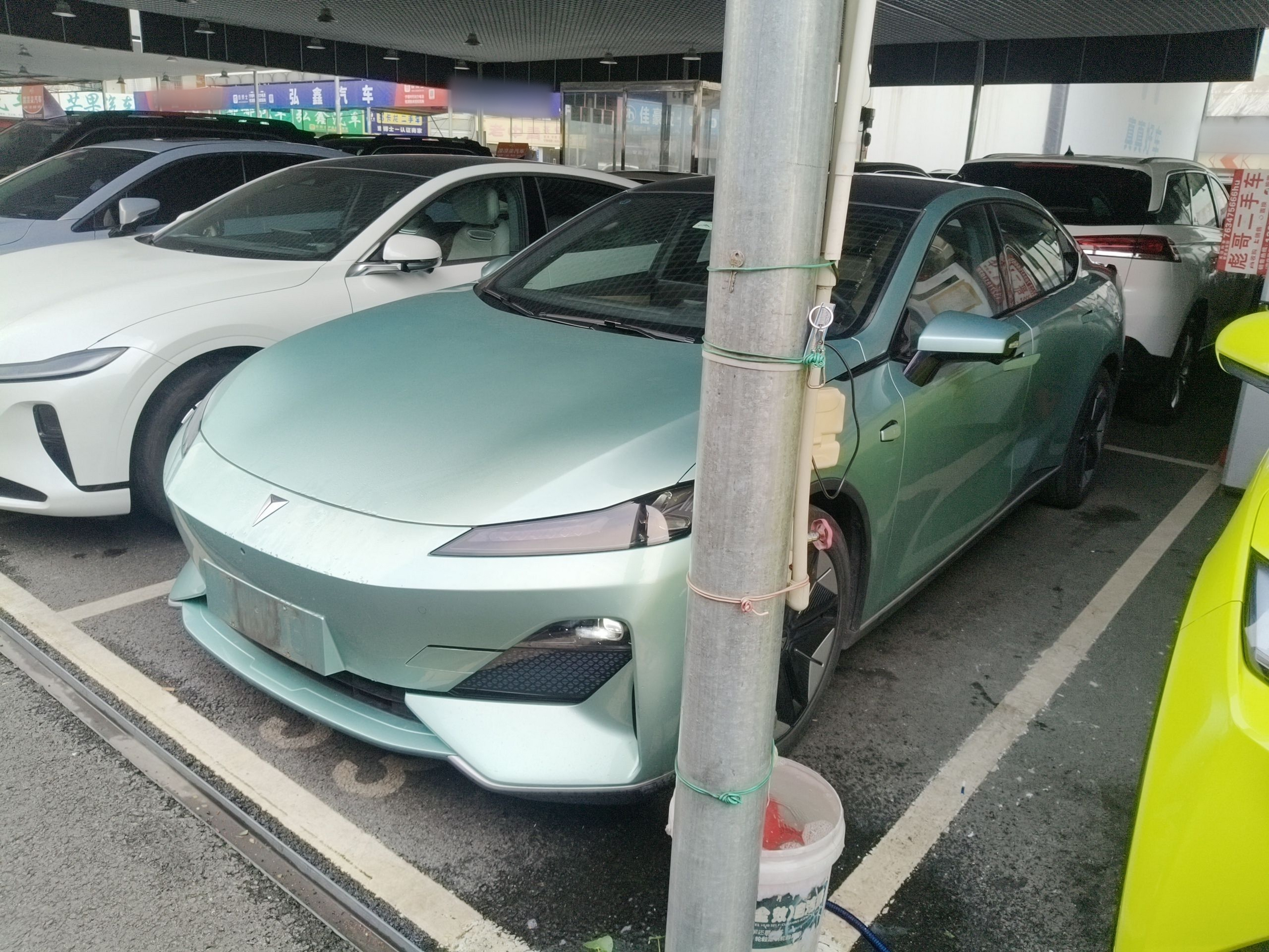 Под передней частью автомобиля