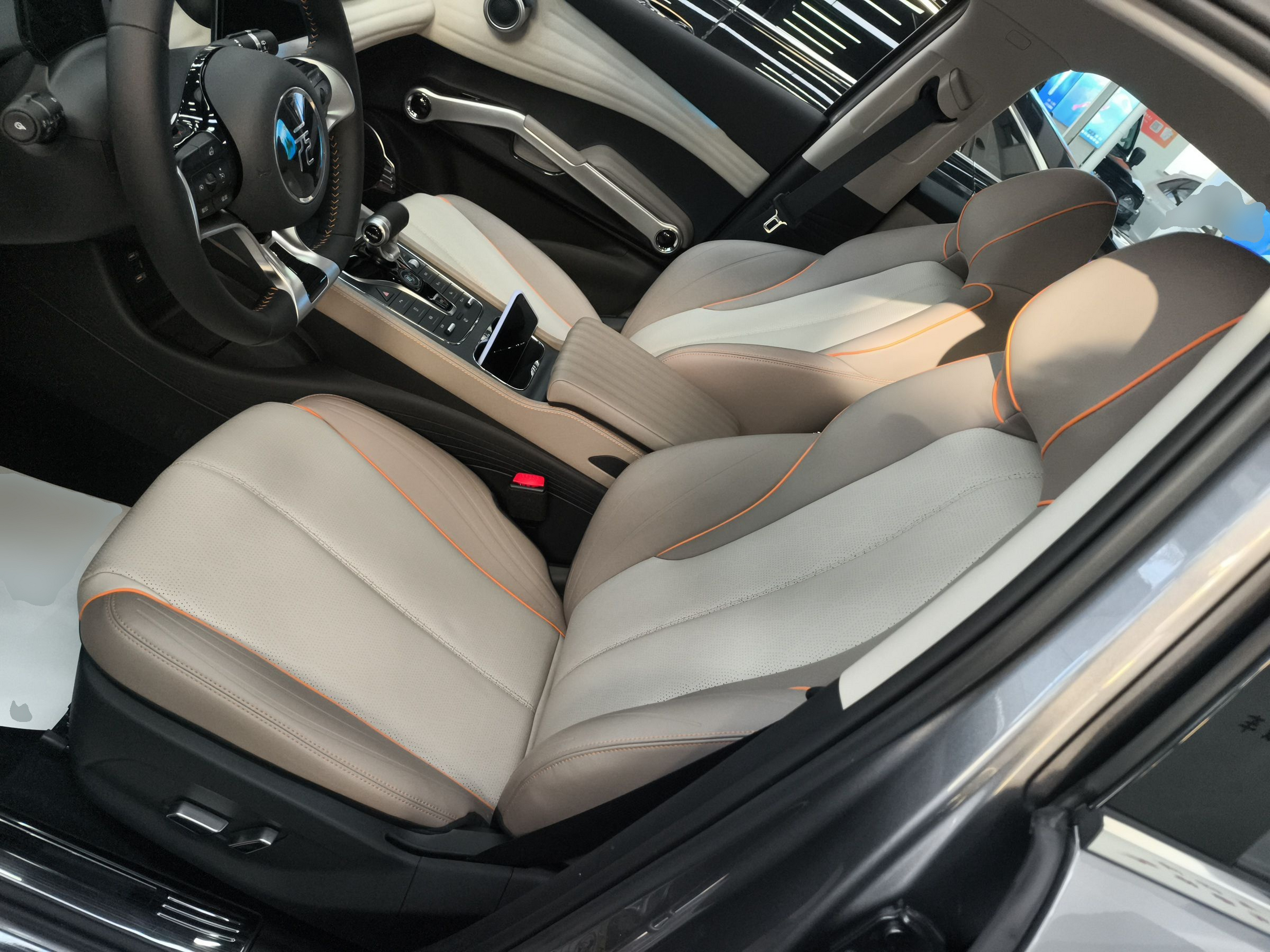 المقاعد الأمامية داخل السيارة