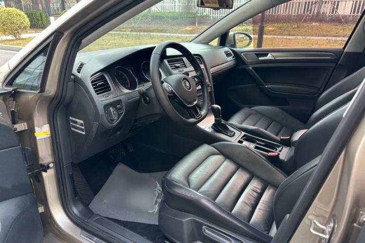 Used Volkswagen Golf 2016 230TSI Automatic Luxury Version
