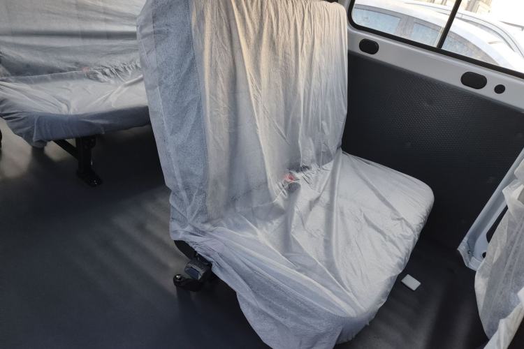 Used Wuling Yangguang 2024 300KM Comfort Version Passenger Van 75kW
