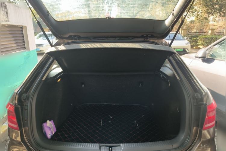 Used Volkswagen Gran Lavida 2013 1.6L Automatic Fashion Model