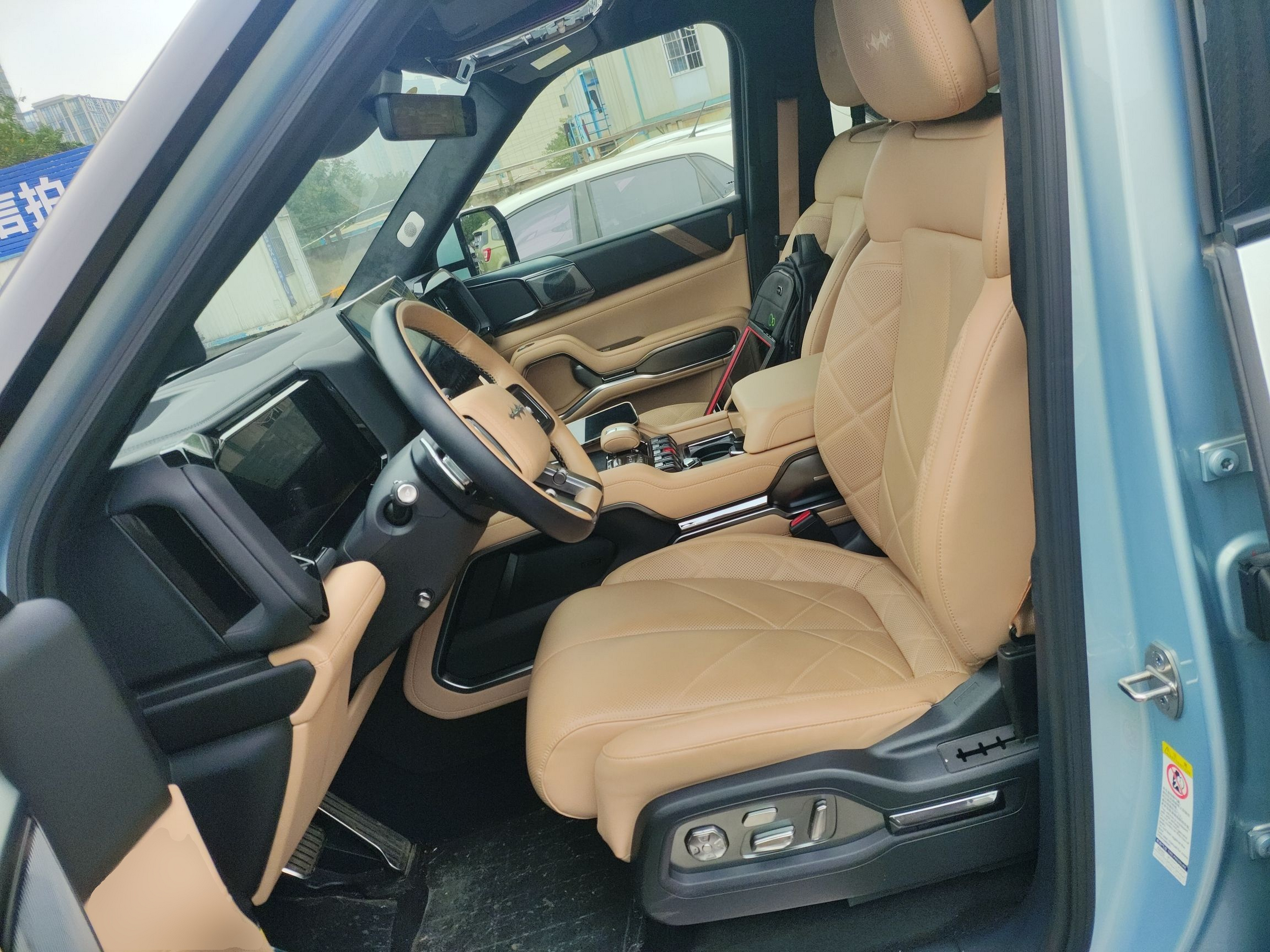 المقاعد الأمامية داخل السيارة