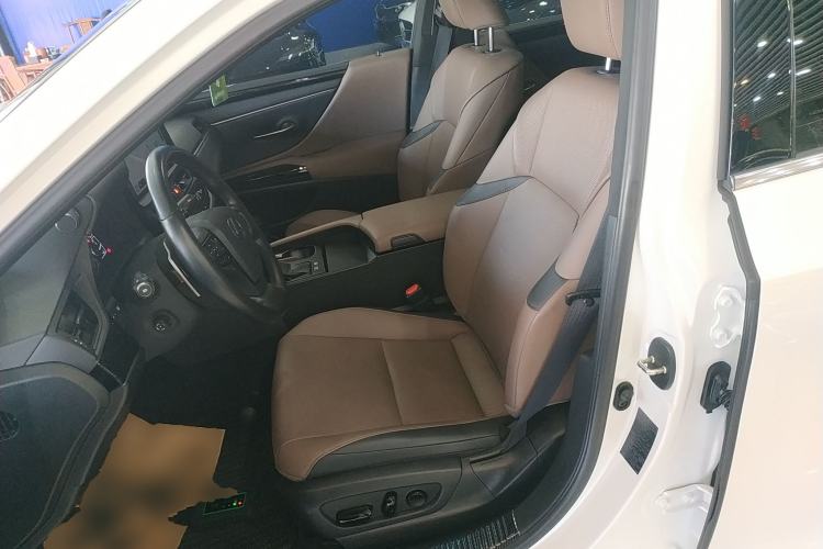 Used Lexus ES 2022 300h Excellence Edition
