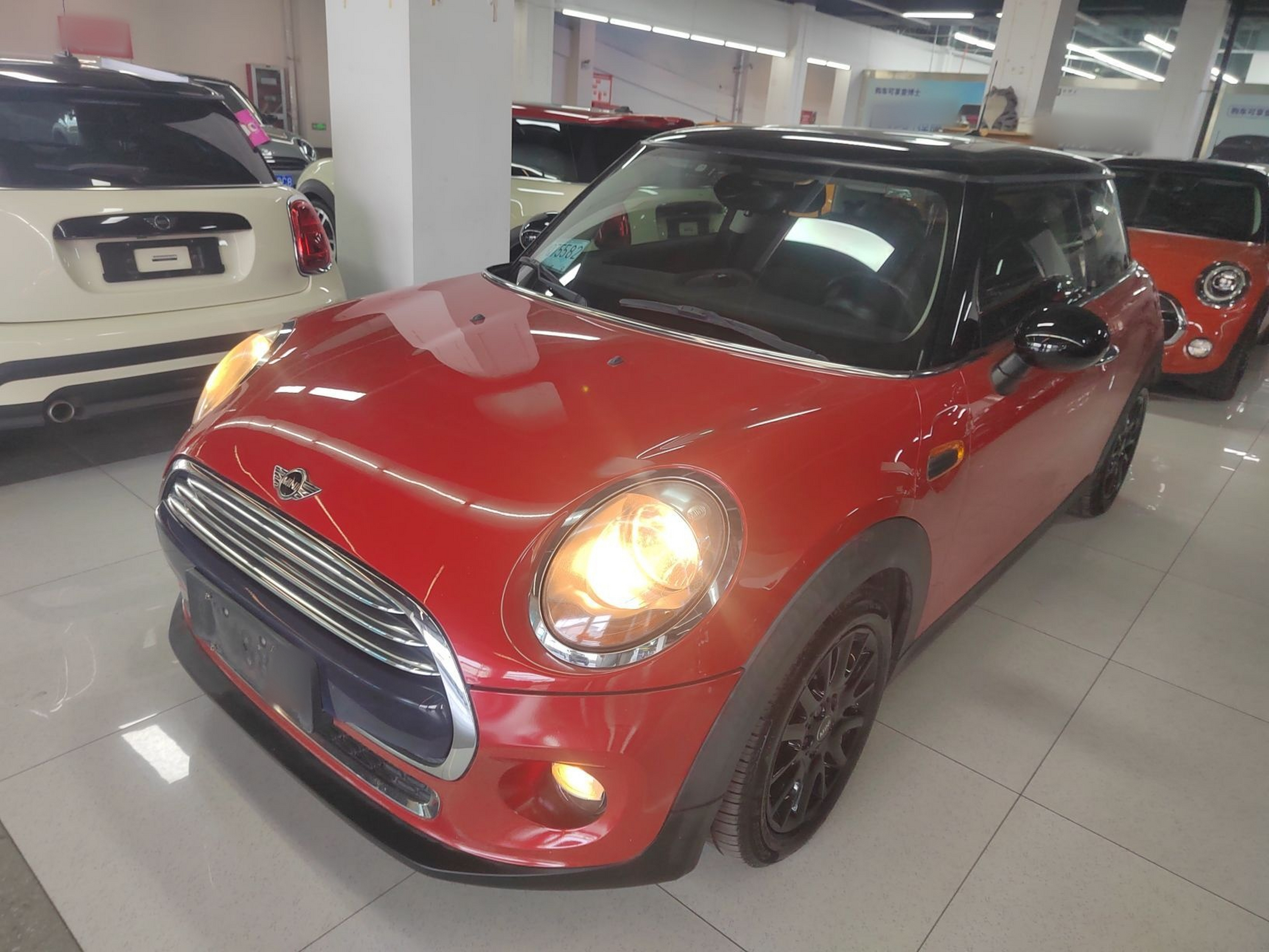 تحت مقدمة السيارة