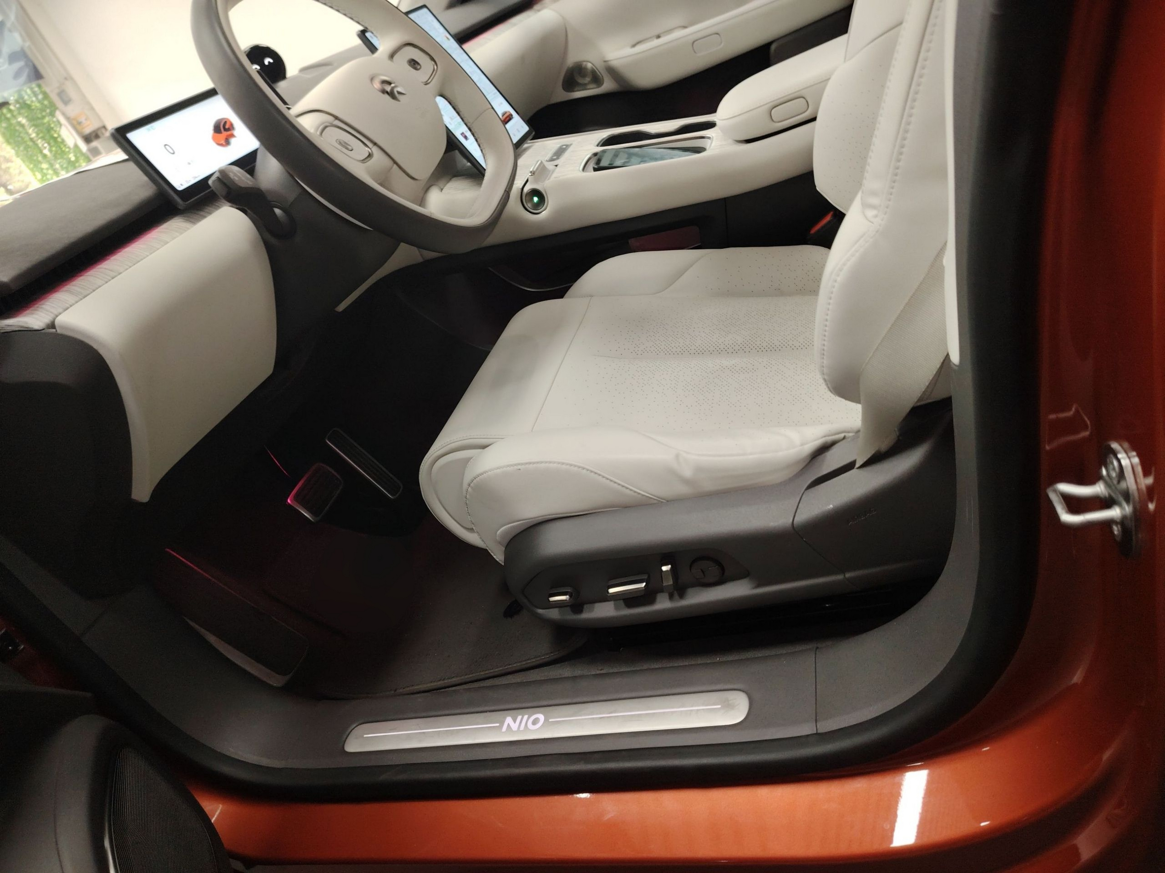 المقاعد الأمامية داخل السيارة