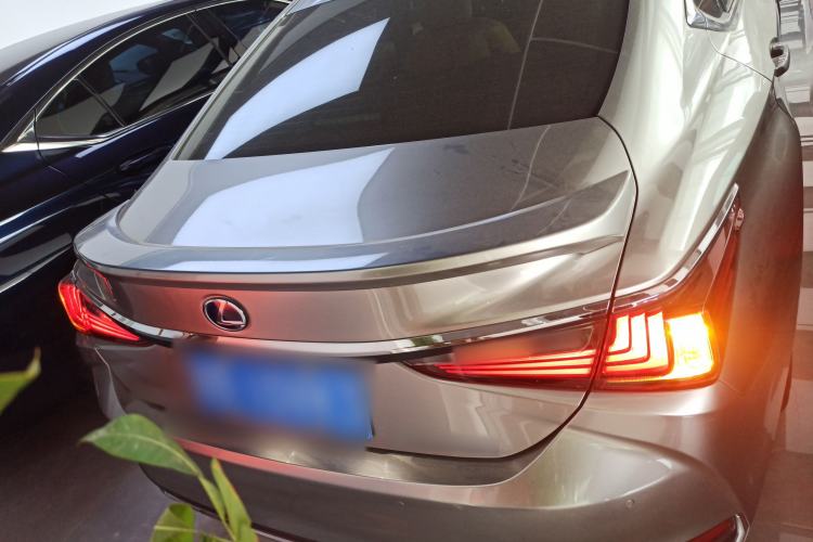 Used Lexus ES 2020 300h Deluxe Edition
