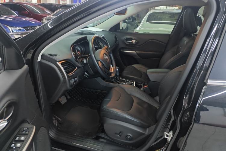 Used  Cherokee 2020 2.0T Two-Wheel Drive Leading Edition