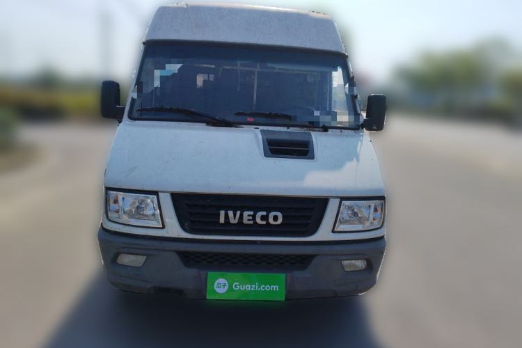 Used Iveco Daily 2021 2.5T A35 M1 Passenger Van 5-9 Seater Short Wheelbase Mid-Roof Design Dual Tires Side Sliding Door
