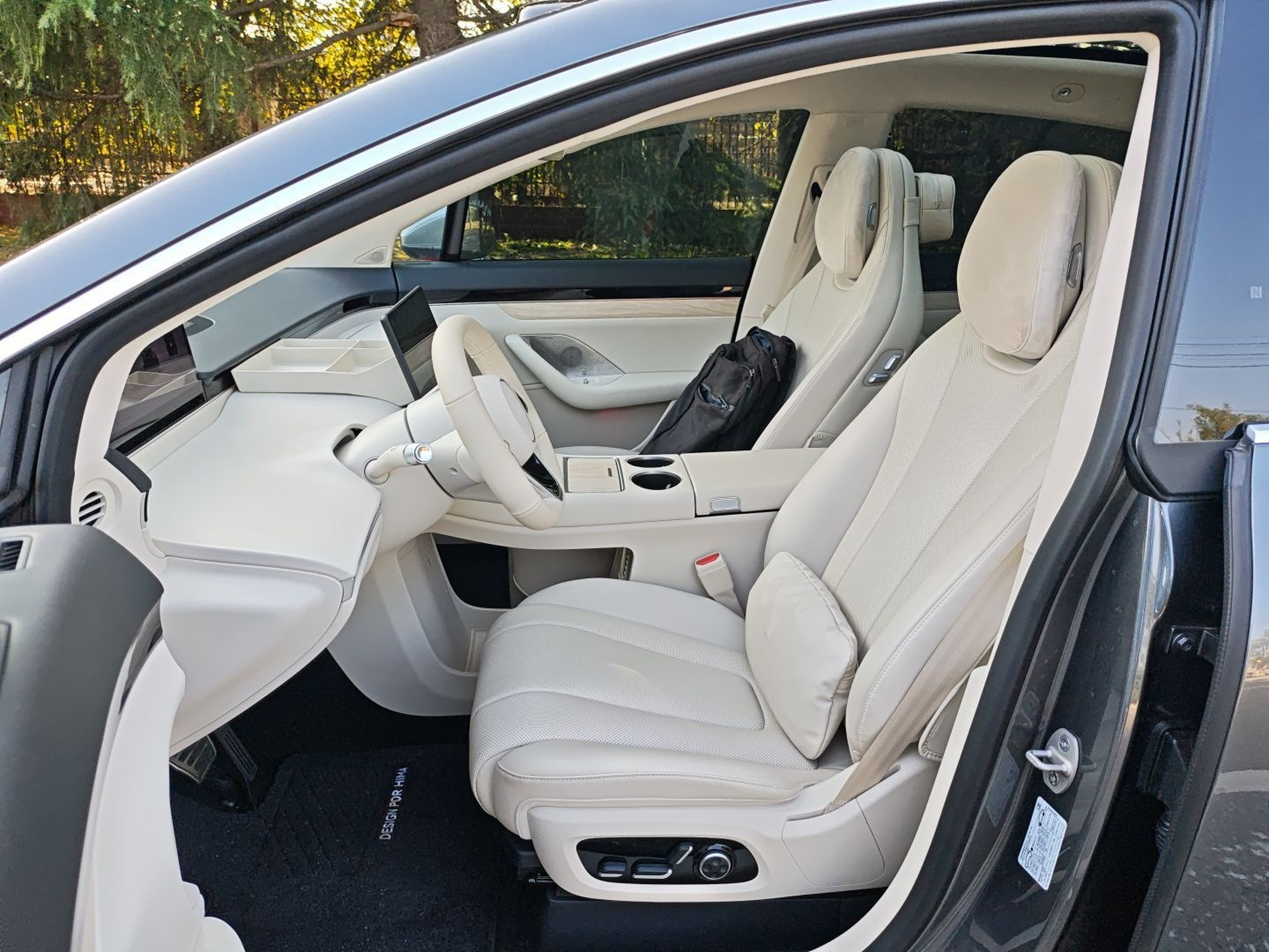 المقاعد الأمامية داخل السيارة