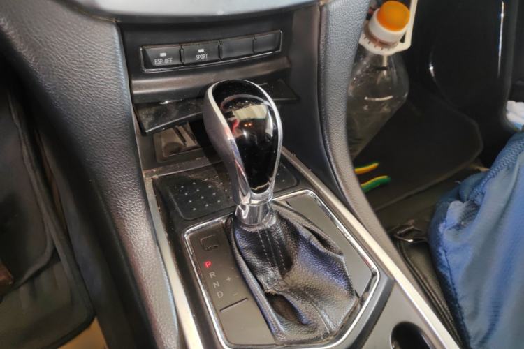 Used JMC Yusheng S350 2014 2.4T Automatic 2WD Diesel Luxury Version with Sunroof 5 Seats
