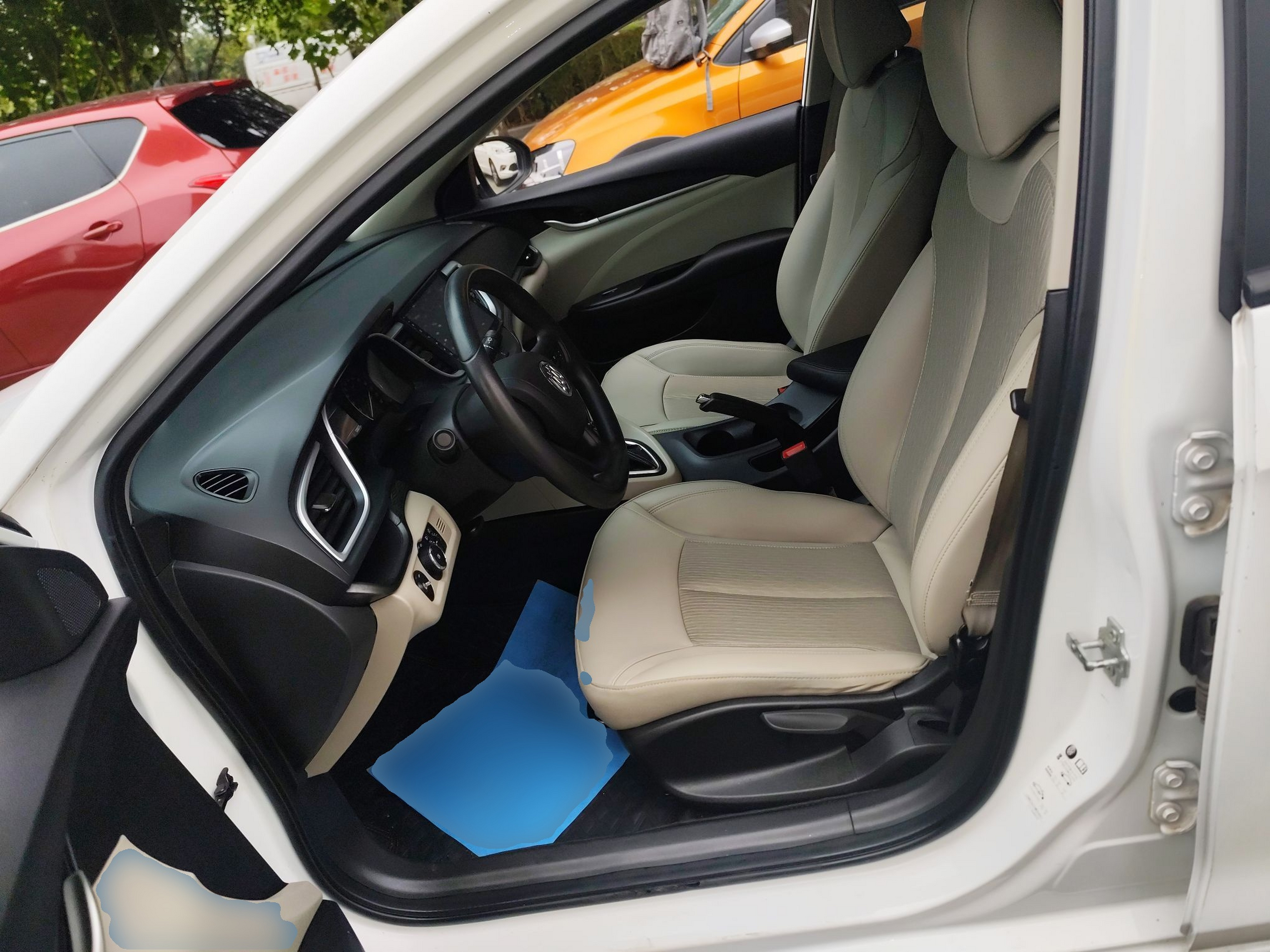 المقاعد الأمامية داخل السيارة