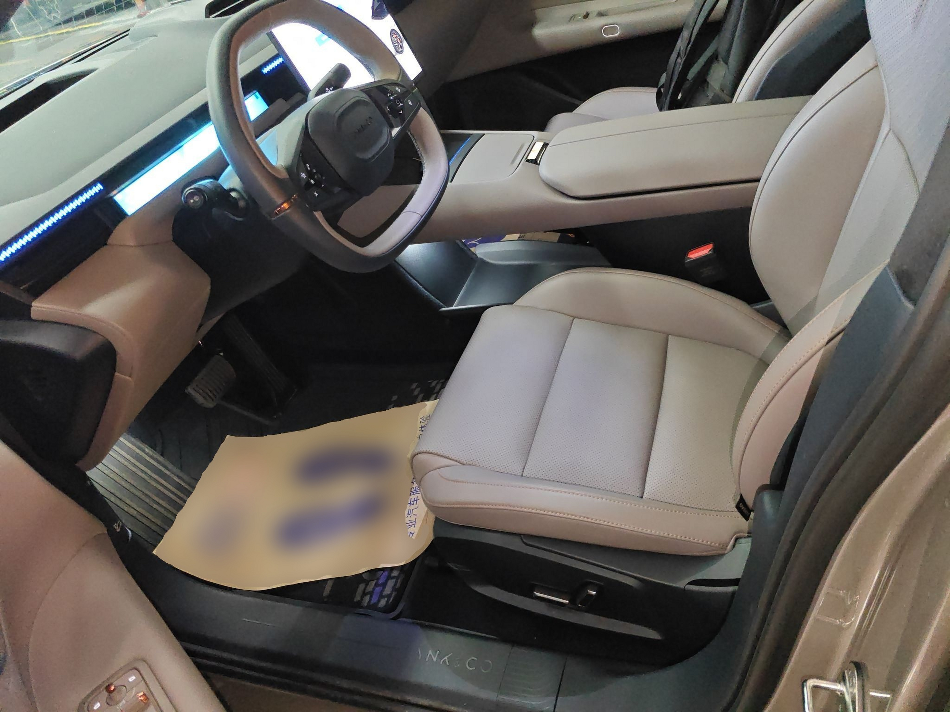 المقاعد الأمامية داخل السيارة