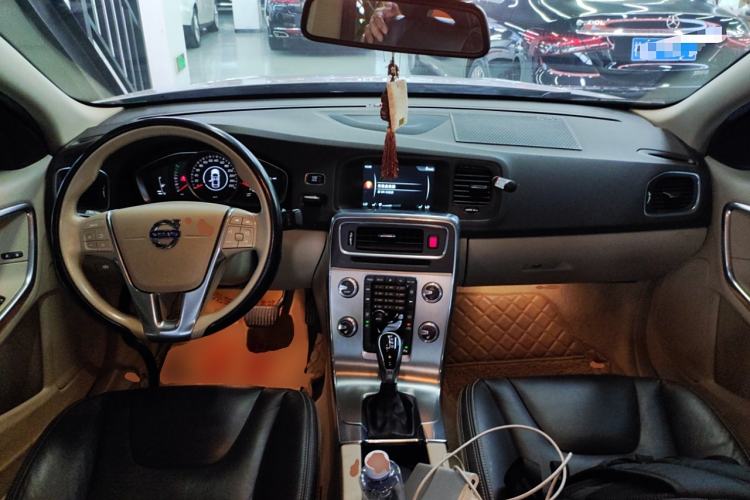 Used Volvo S60 2015 S60L 2.0T Zhiyuan Edition
