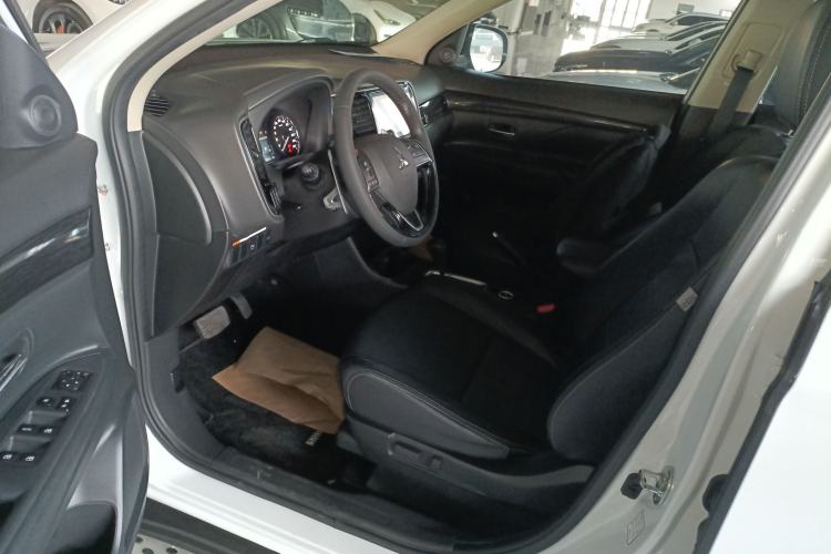 Used Mitsubishi Outlander 2016 2.4L 4x4 Luxury Edition 7-Seater
