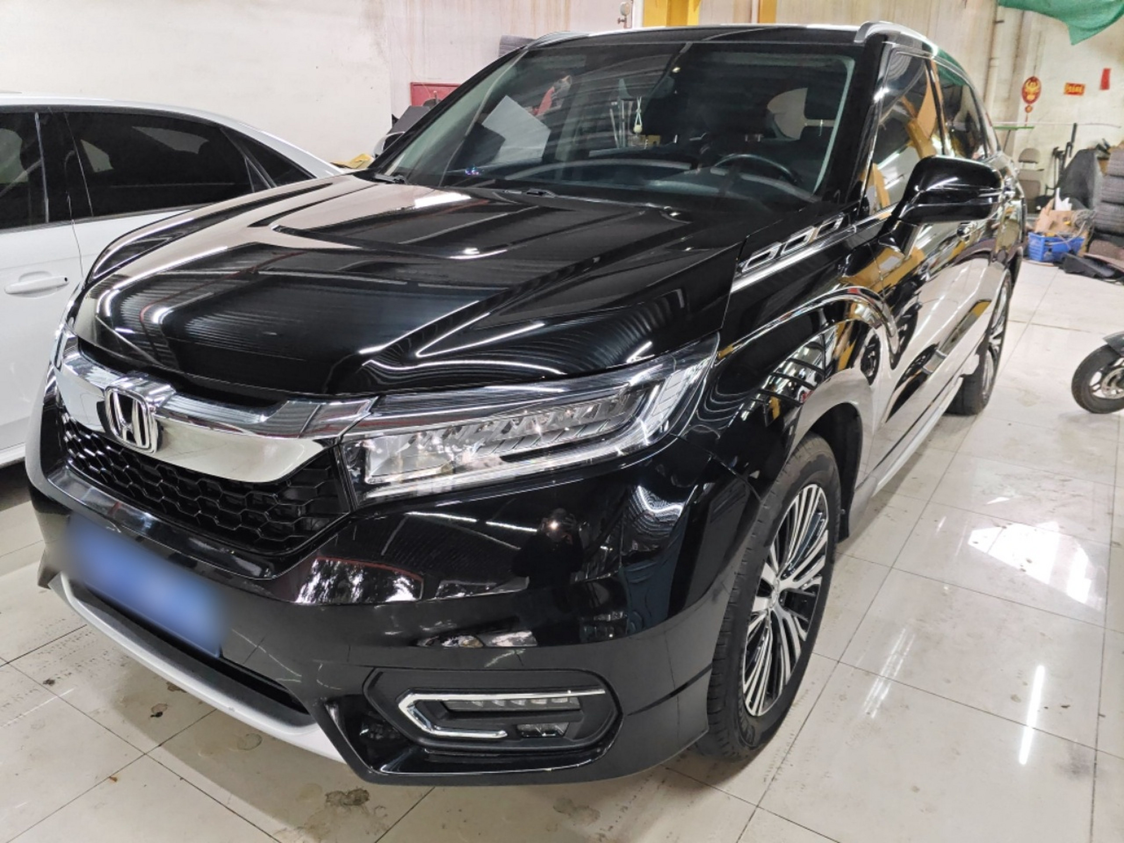 تحت مقدمة السيارة