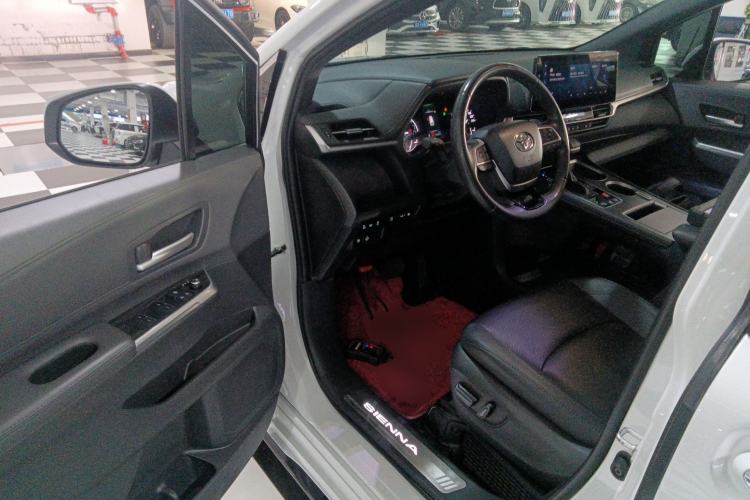 Used Toyota Sienna 2023 2.5L Hybrid Deluxe Edition
