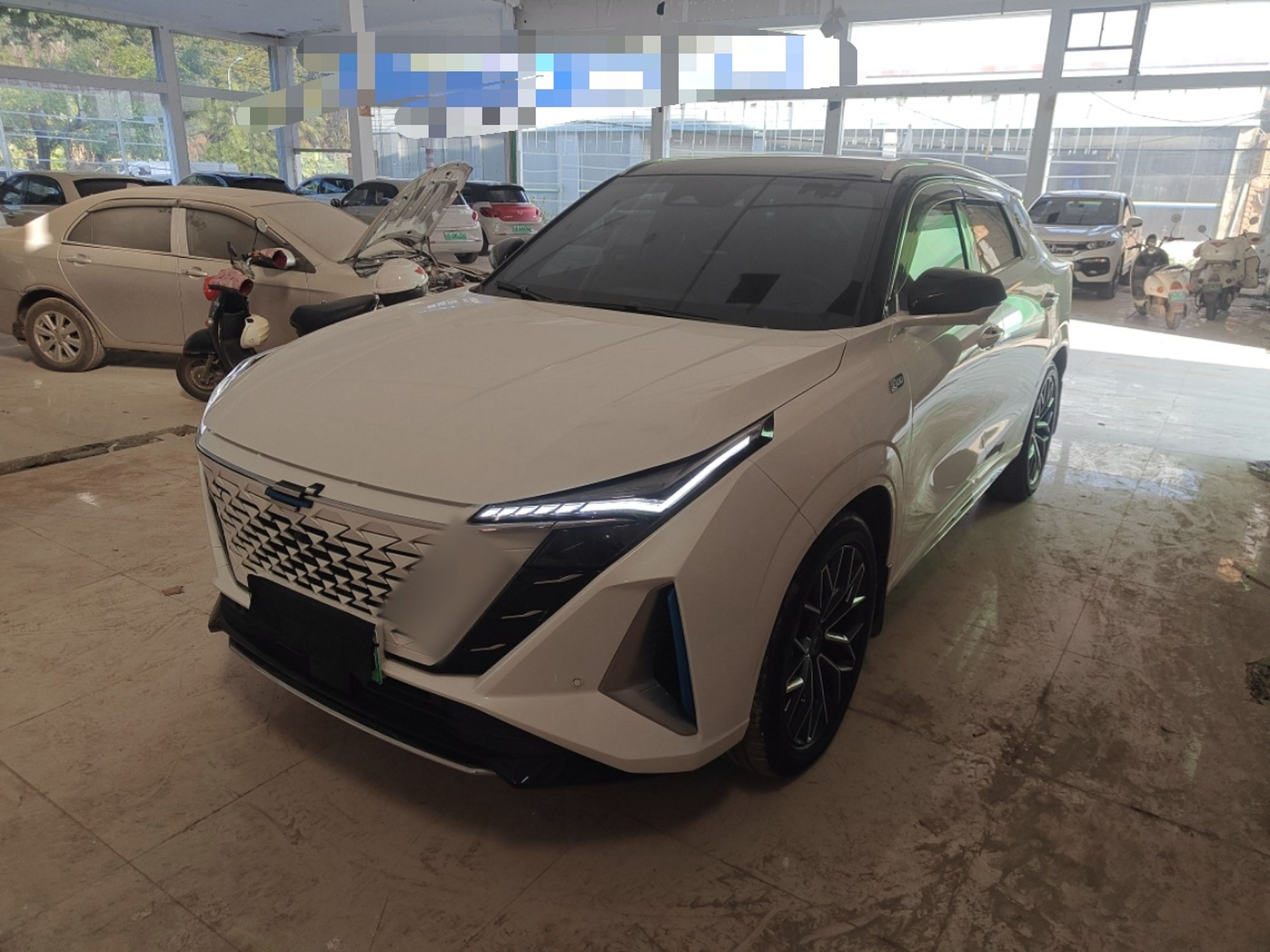 Под передней частью автомобиля