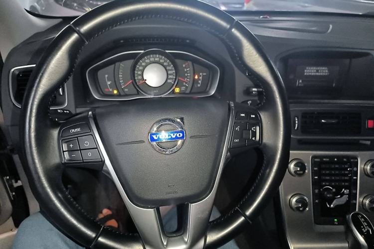 Used Volvo S60 2014 S60L 2.0T Zhiyuan Edition
