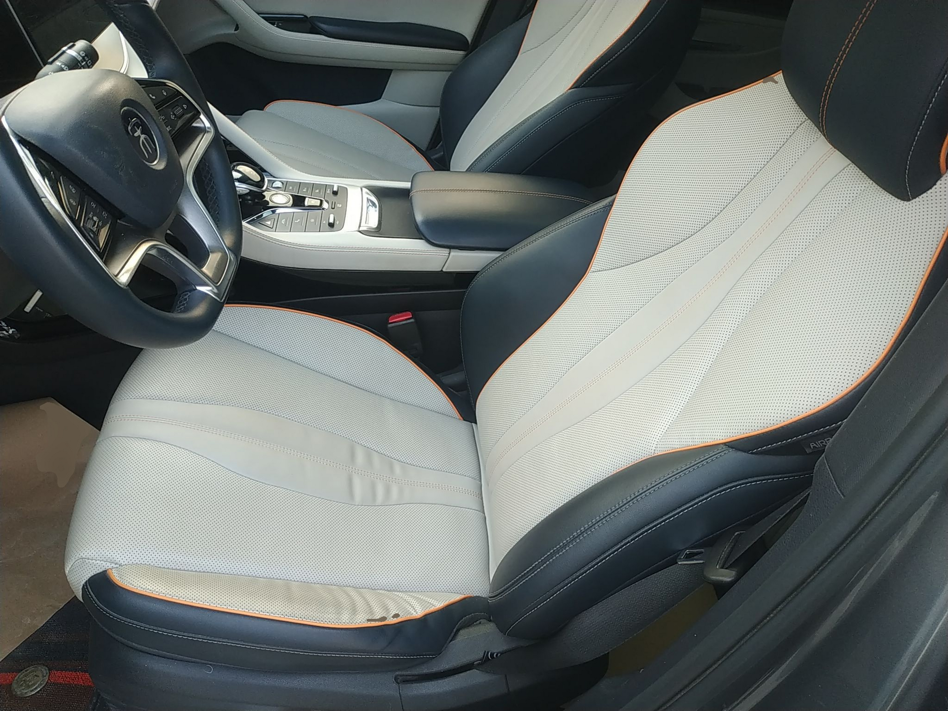 Переднее сиденье в автомобиле