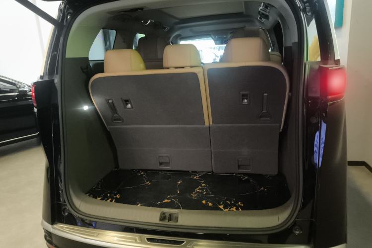 Used Denza D9 2022 DM-i 1040 Prestige Model