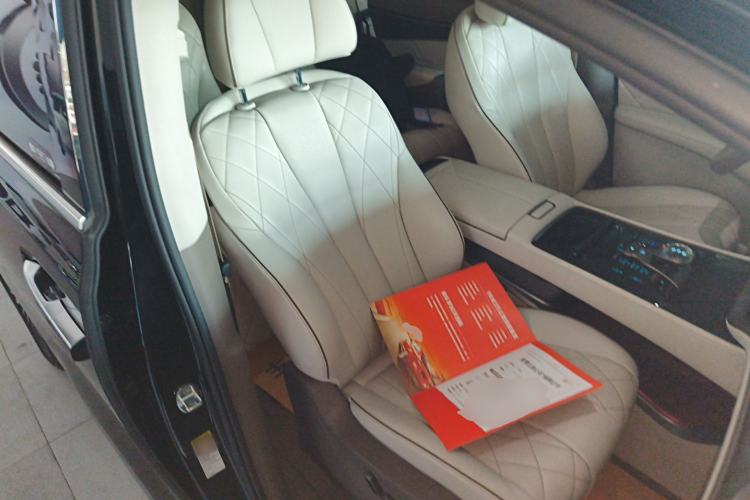 Used Denza D9 2022 DM-i 1040 Prestige Model
