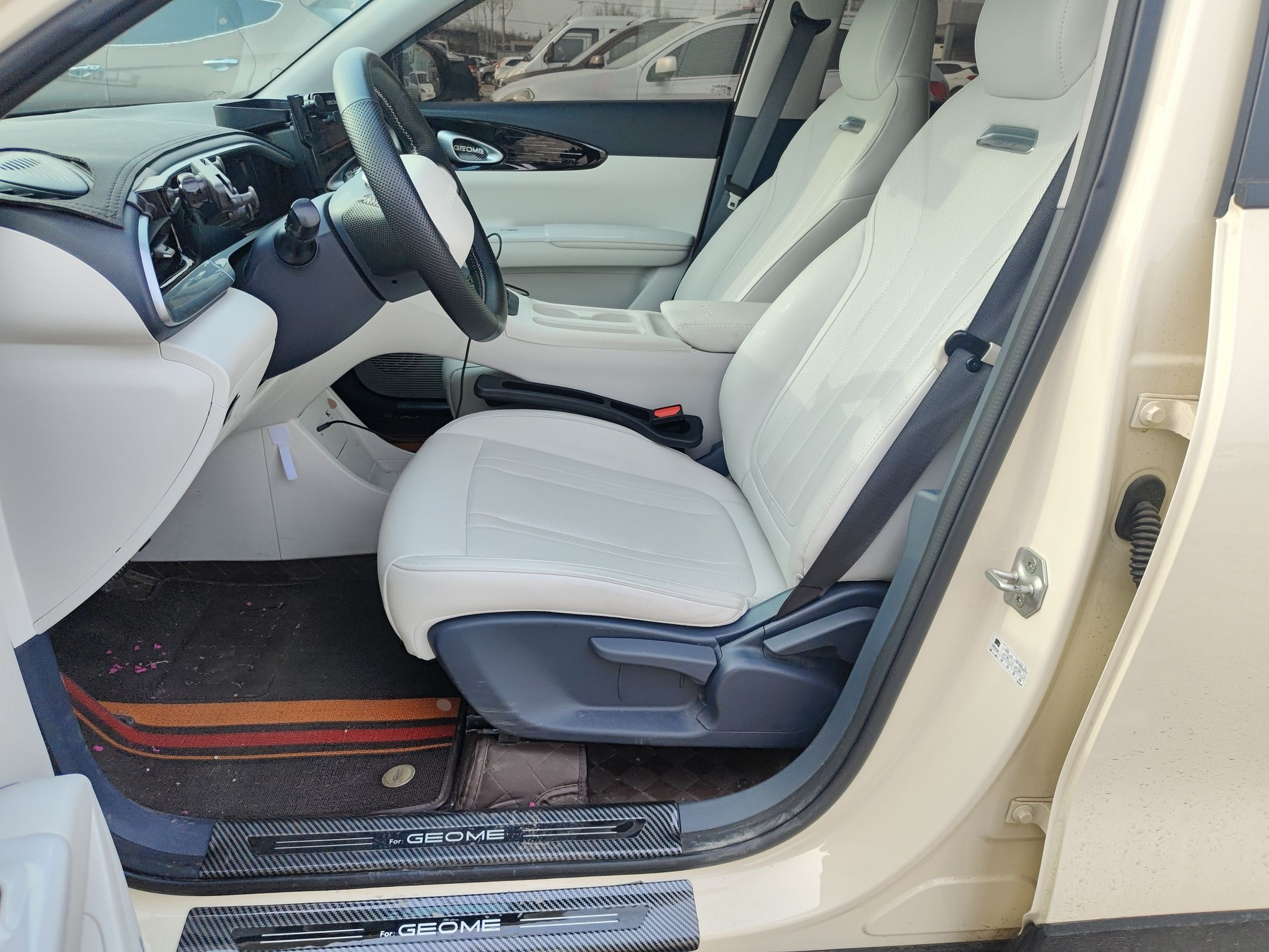 المقاعد الأمامية داخل السيارة