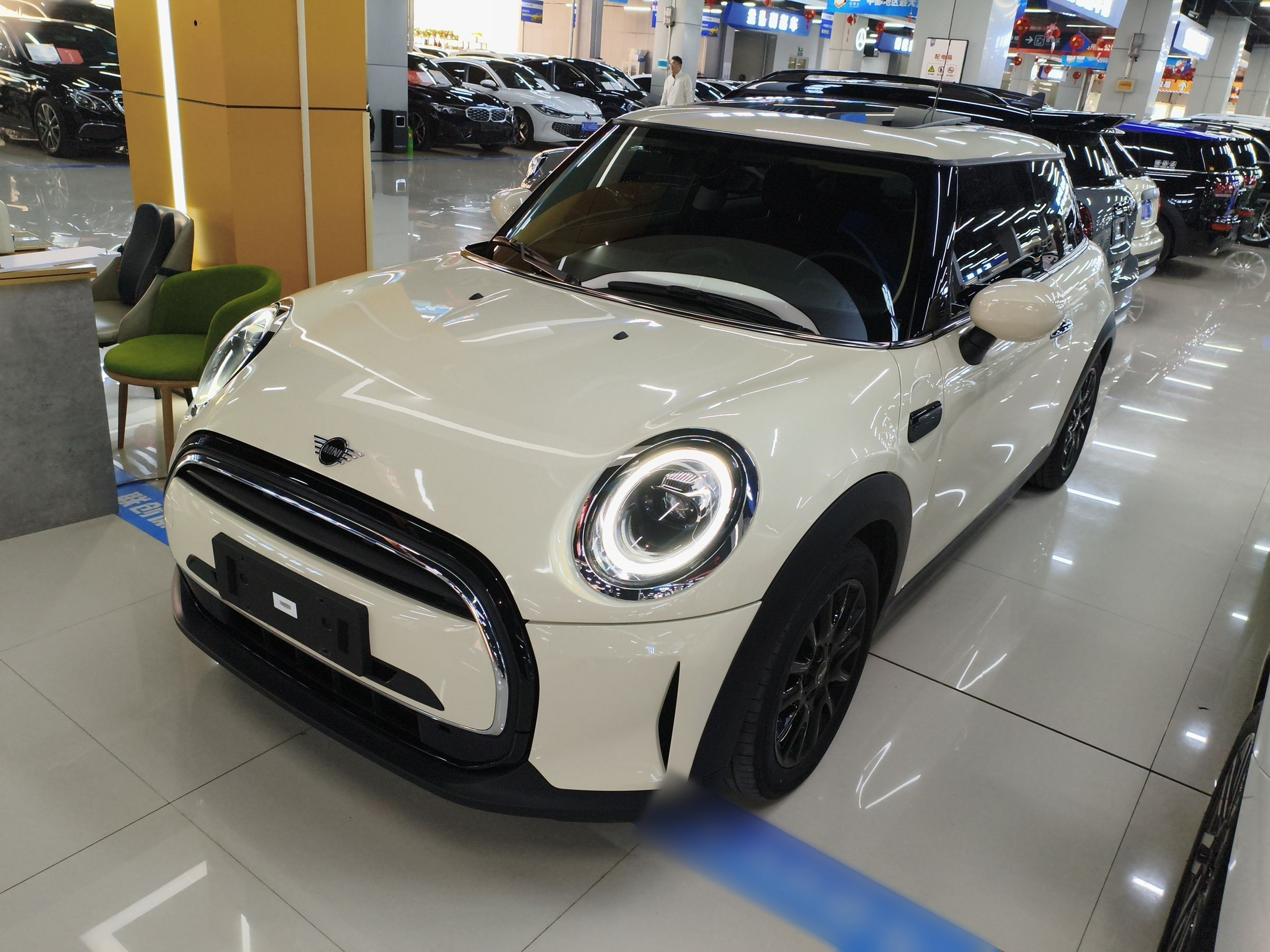 تحت مقدمة السيارة