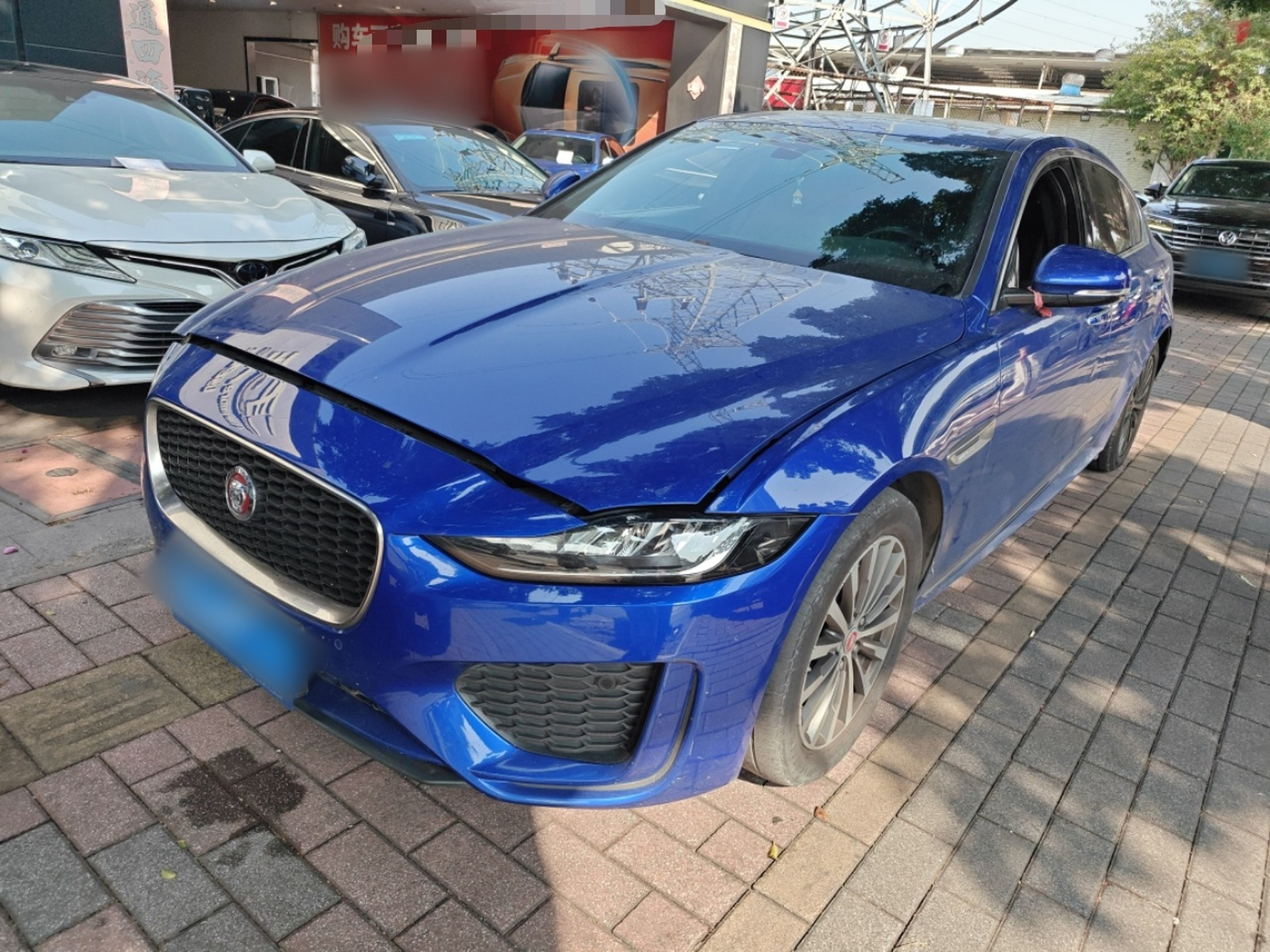 Под передней частью автомобиля