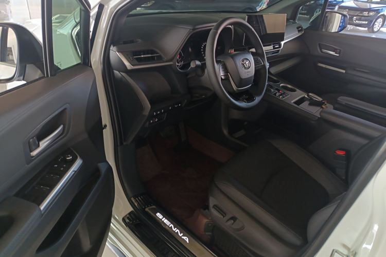 Used Toyota Sienna 2023 2.5L Hybrid Deluxe Edition