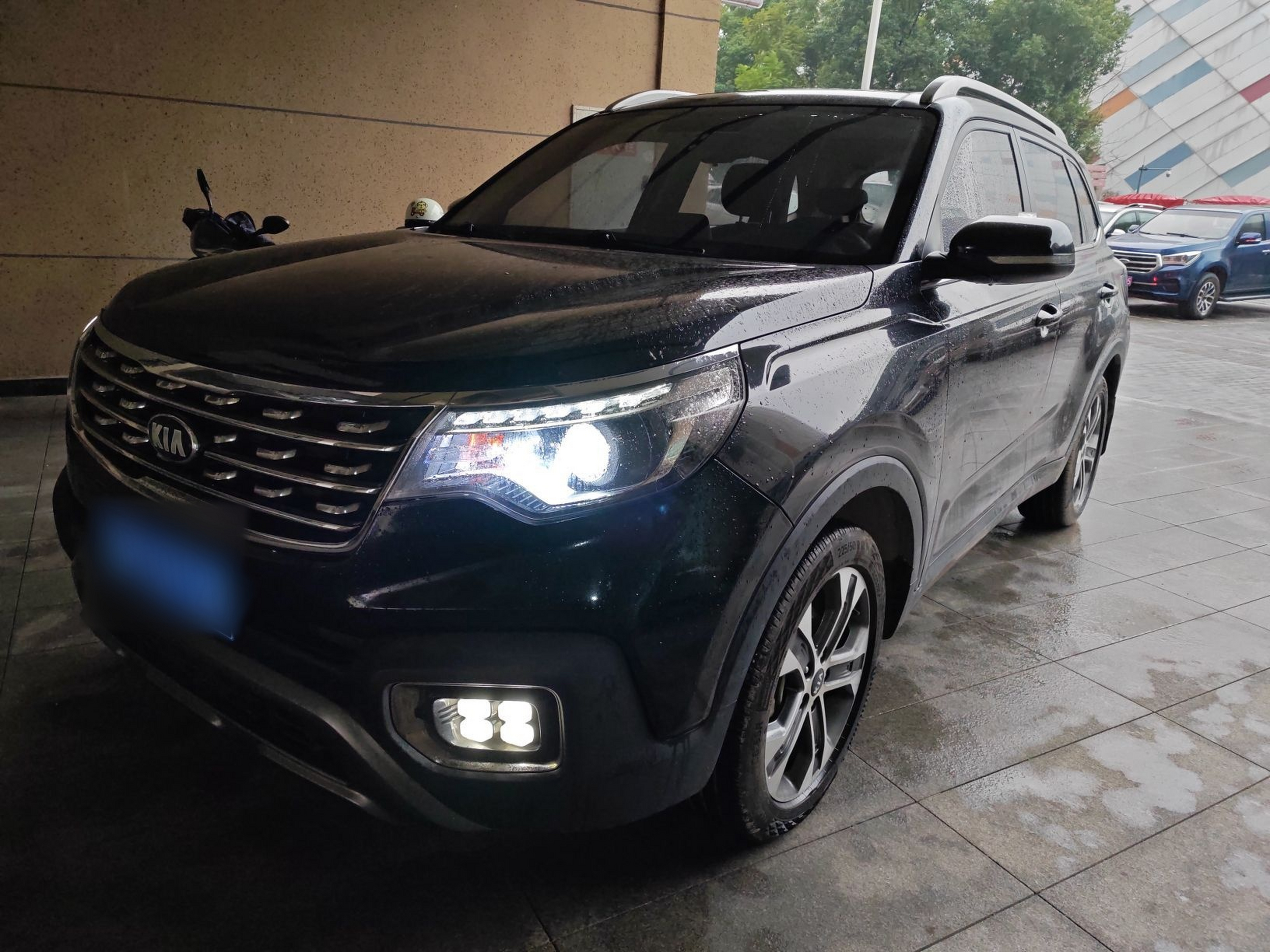 تحت مقدمة السيارة