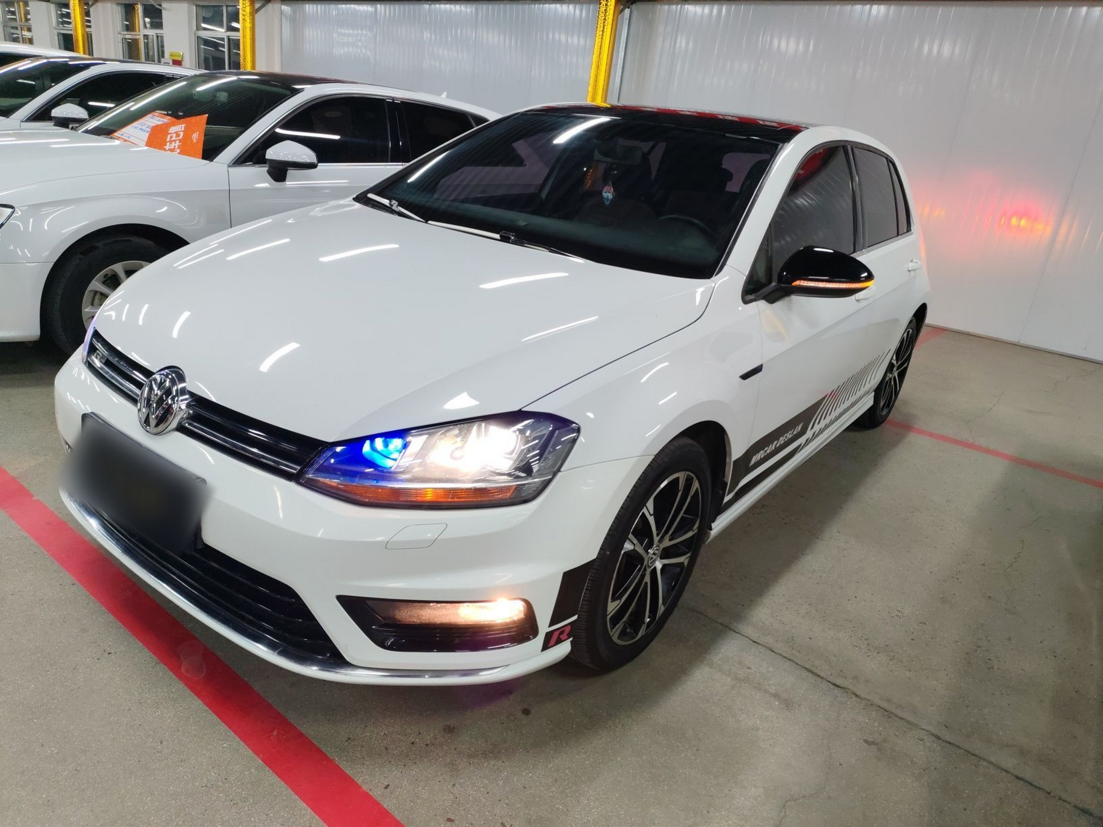 تحت مقدمة السيارة