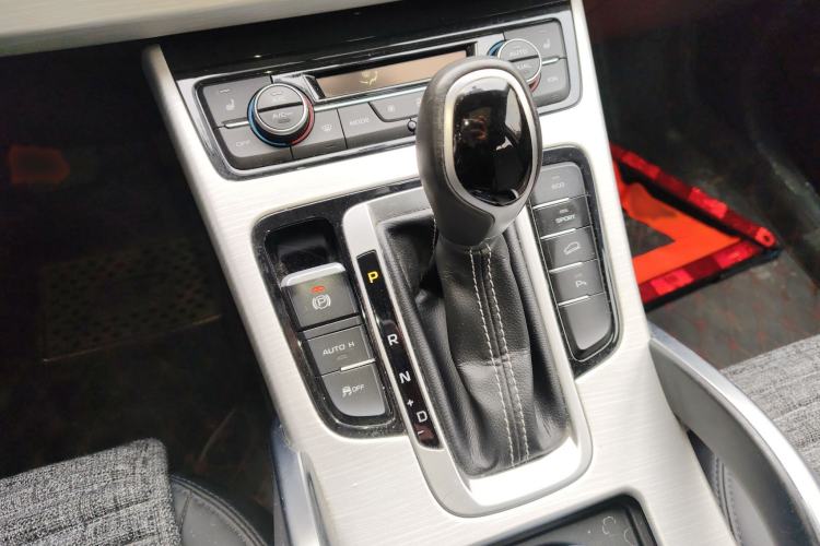 Used Geely Auto Emgrand X7 Sport 2018 1.8TD Automatic Two-Wheel Drive Smart Connect 4G Internet Edition
