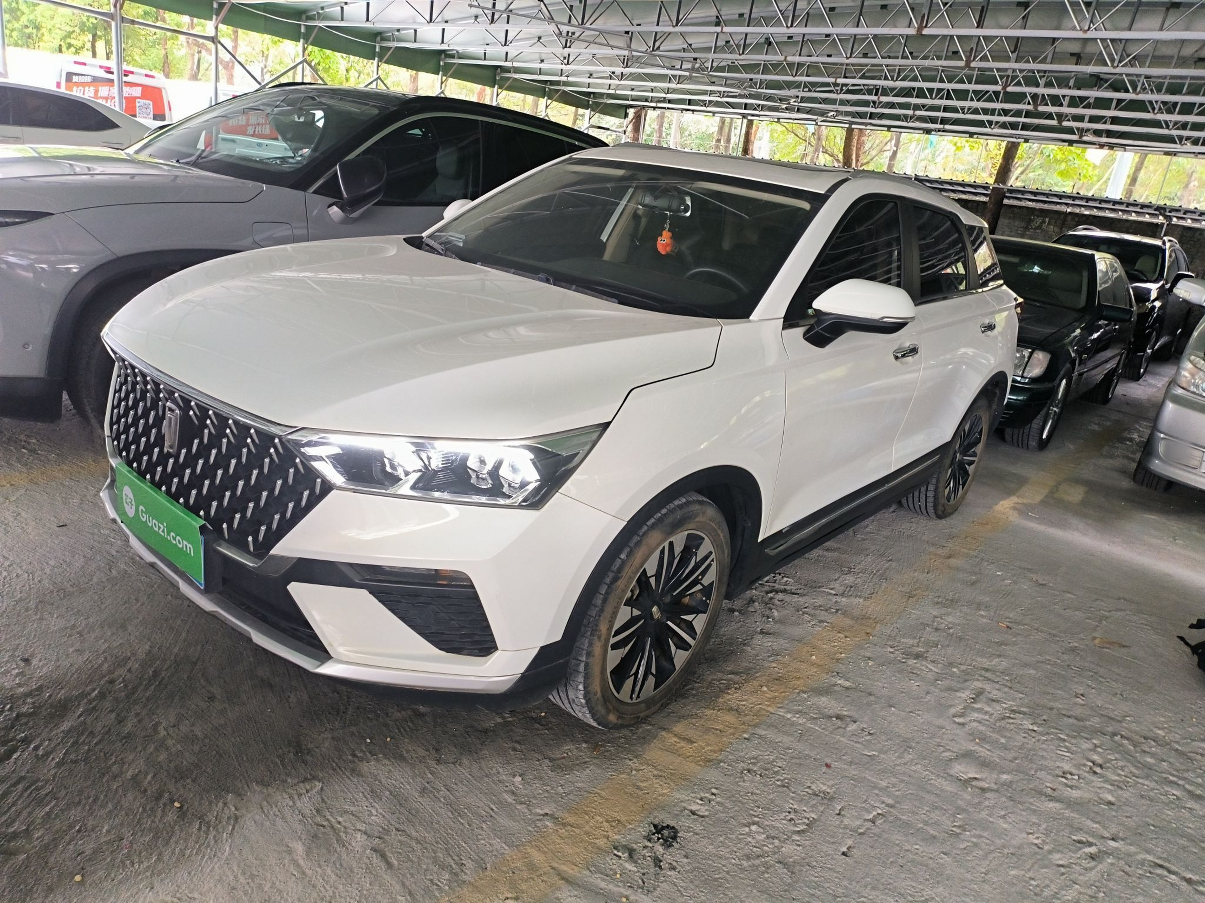 تحت مقدمة السيارة