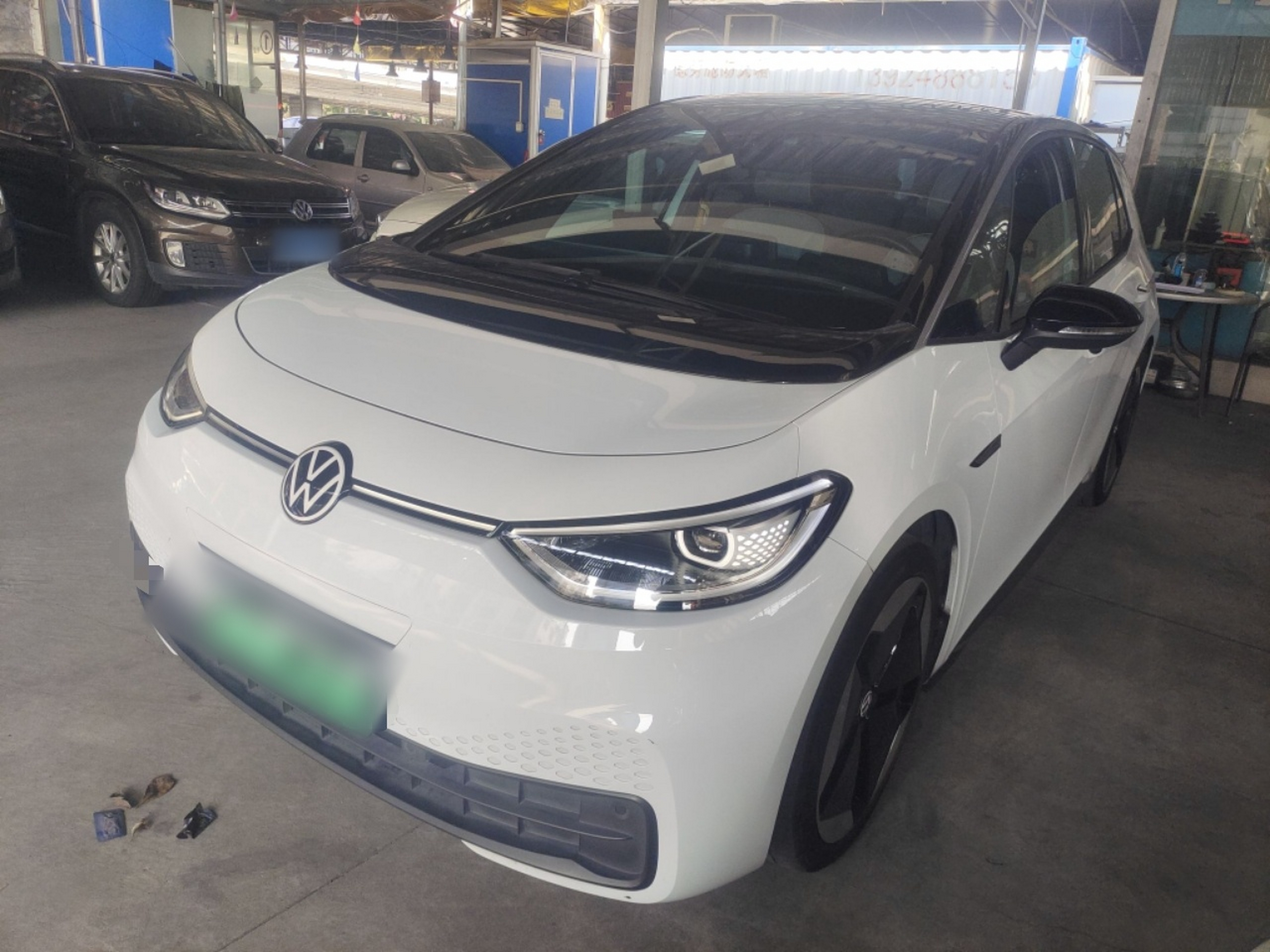 Под передней частью автомобиля