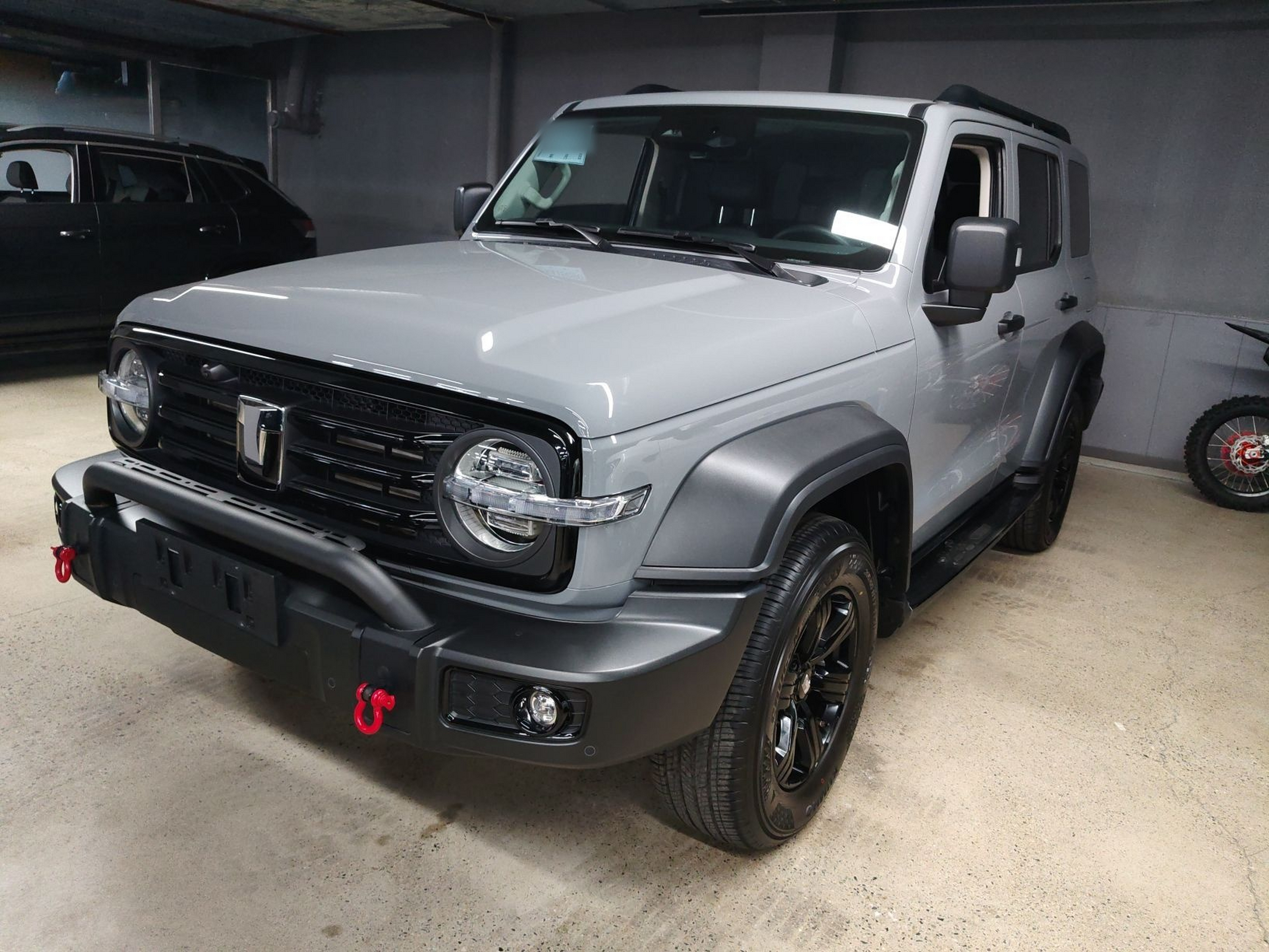 تحت مقدمة السيارة