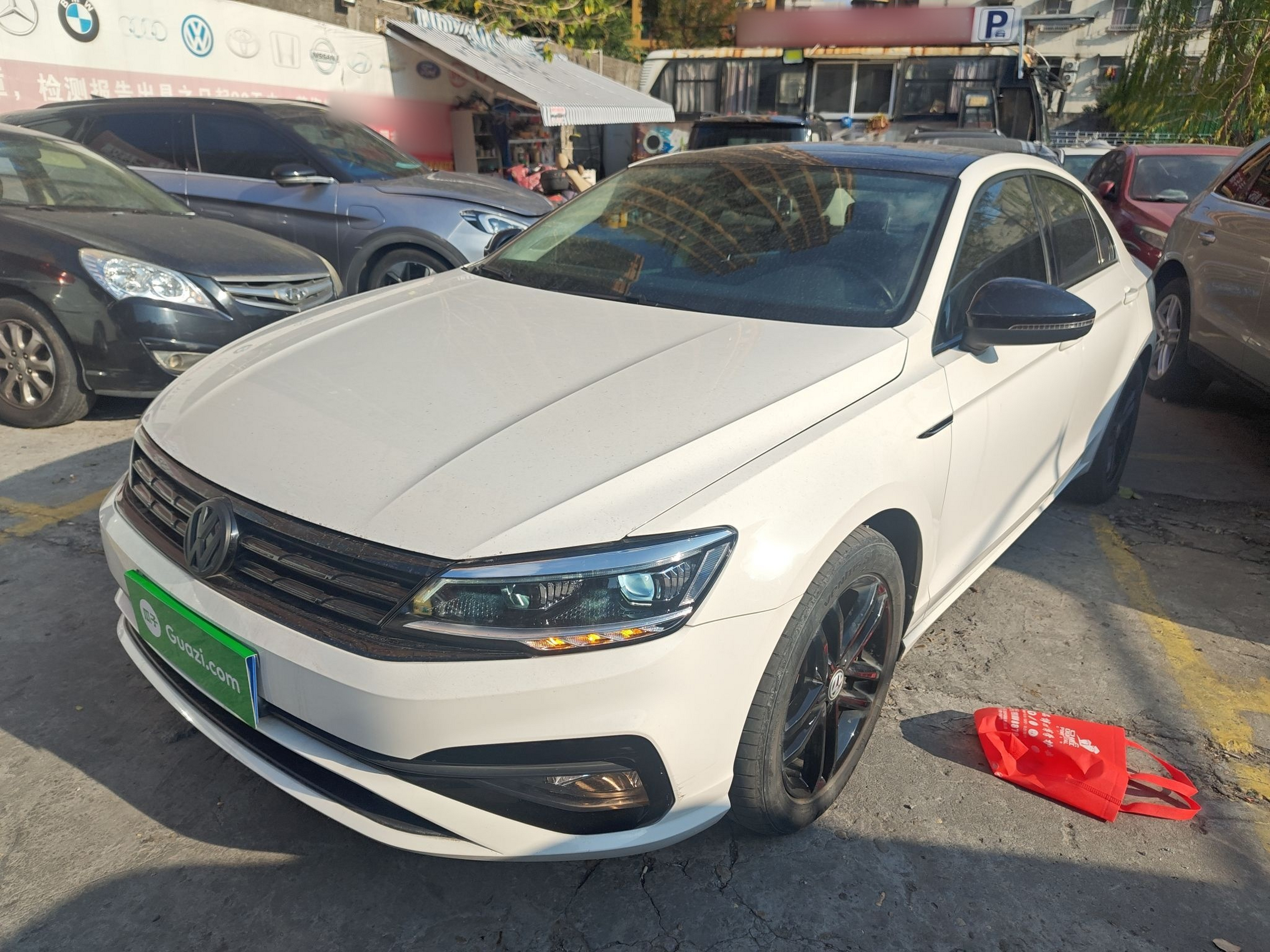 Под передней частью автомобиля