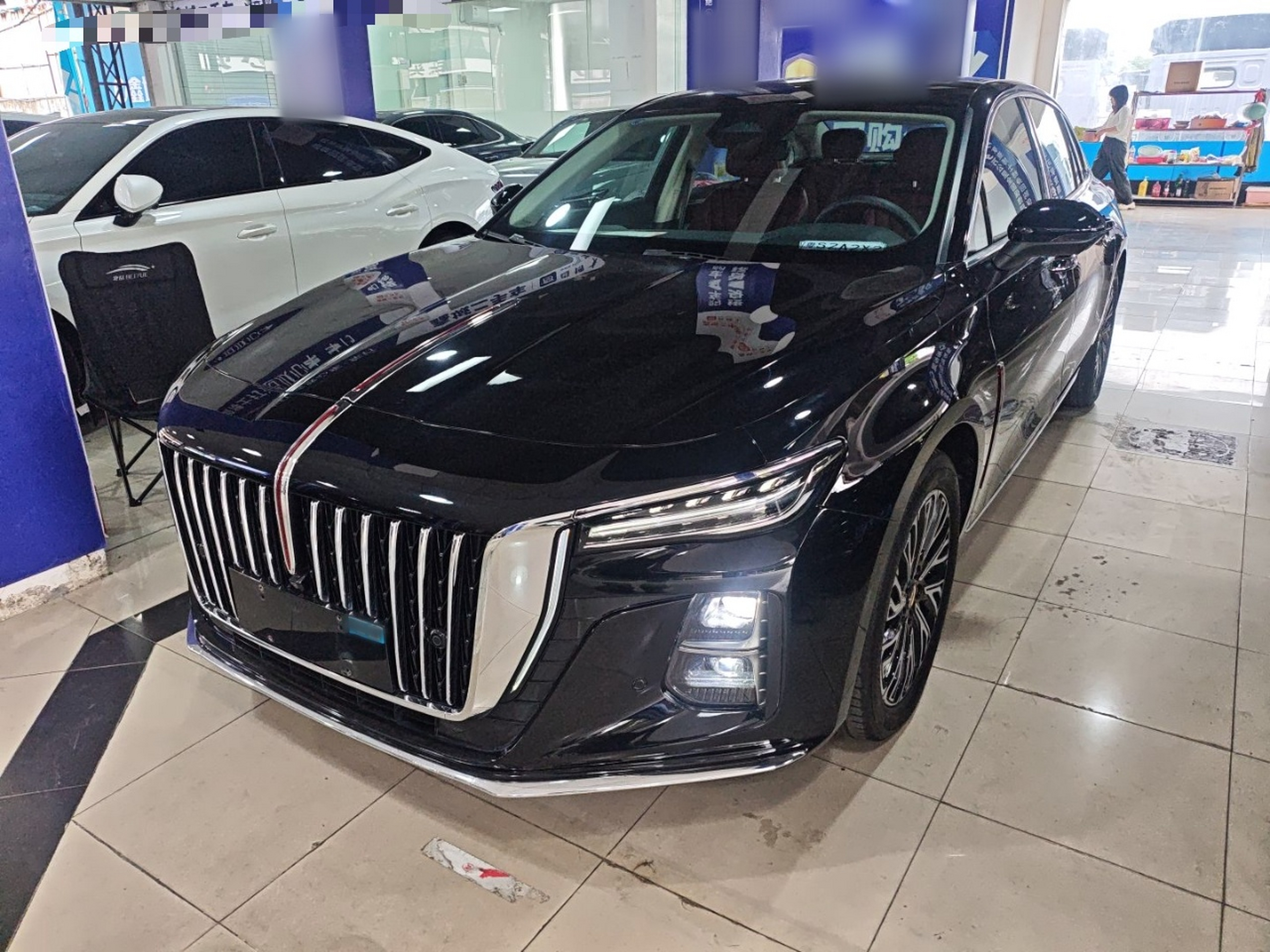 تحت مقدمة السيارة