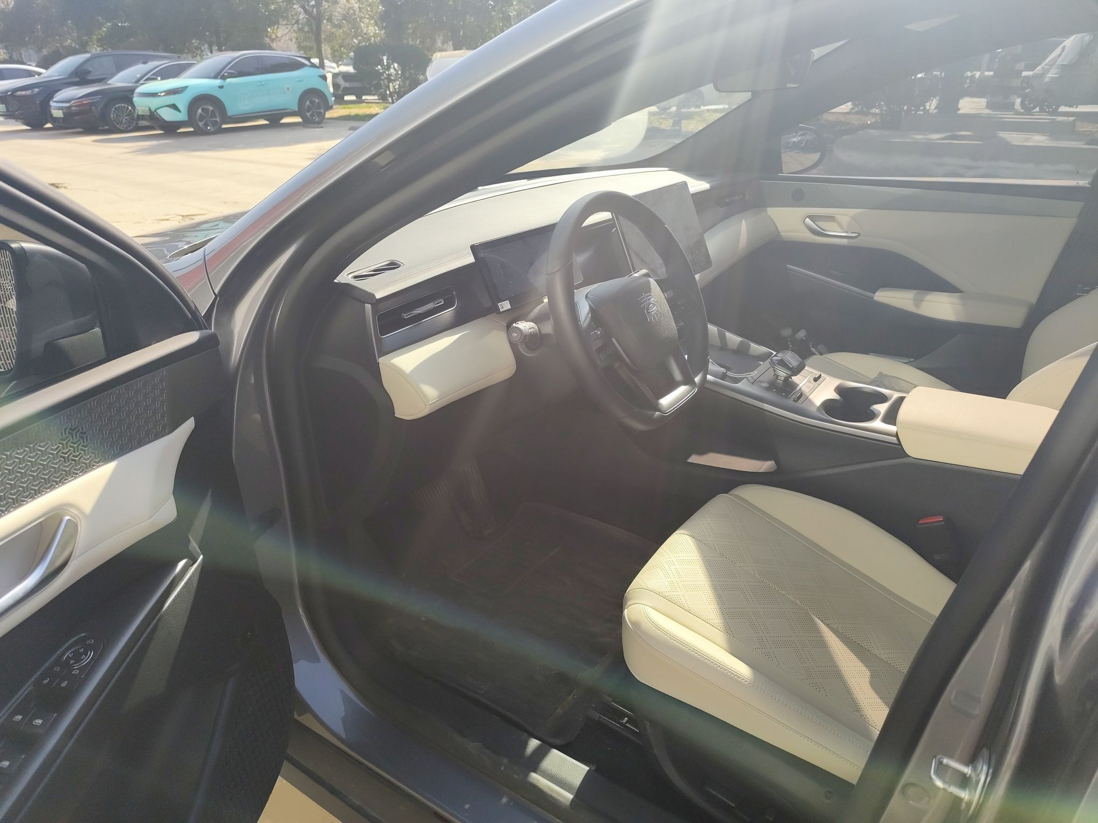 المقاعد الأمامية داخل السيارة