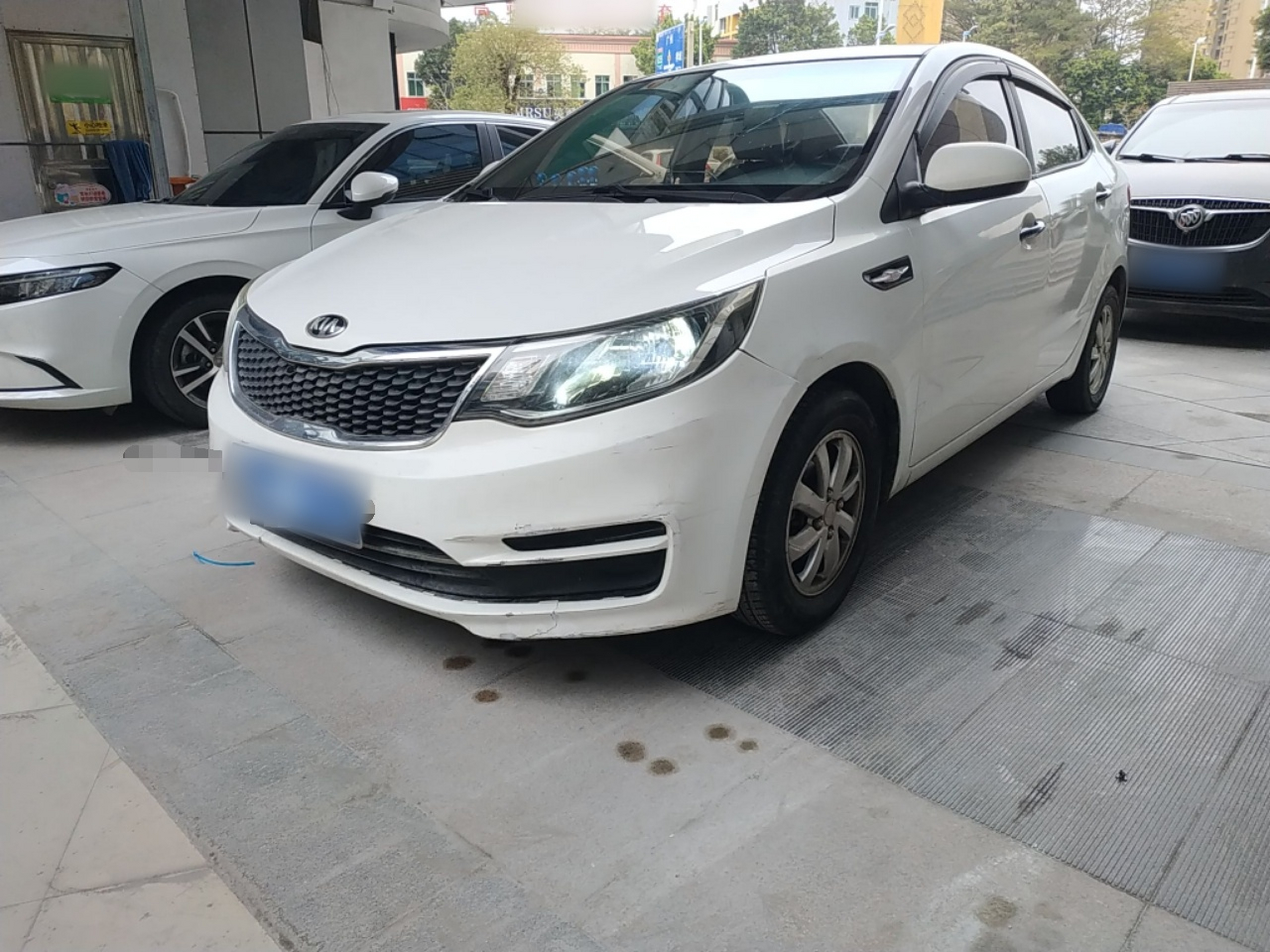 تحت مقدمة السيارة