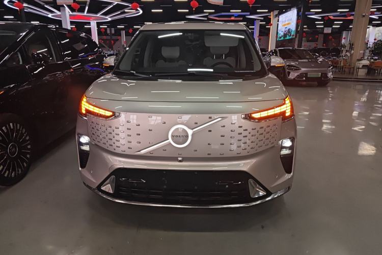 Used Volvo EM90 2025 Ultra Six-Seater