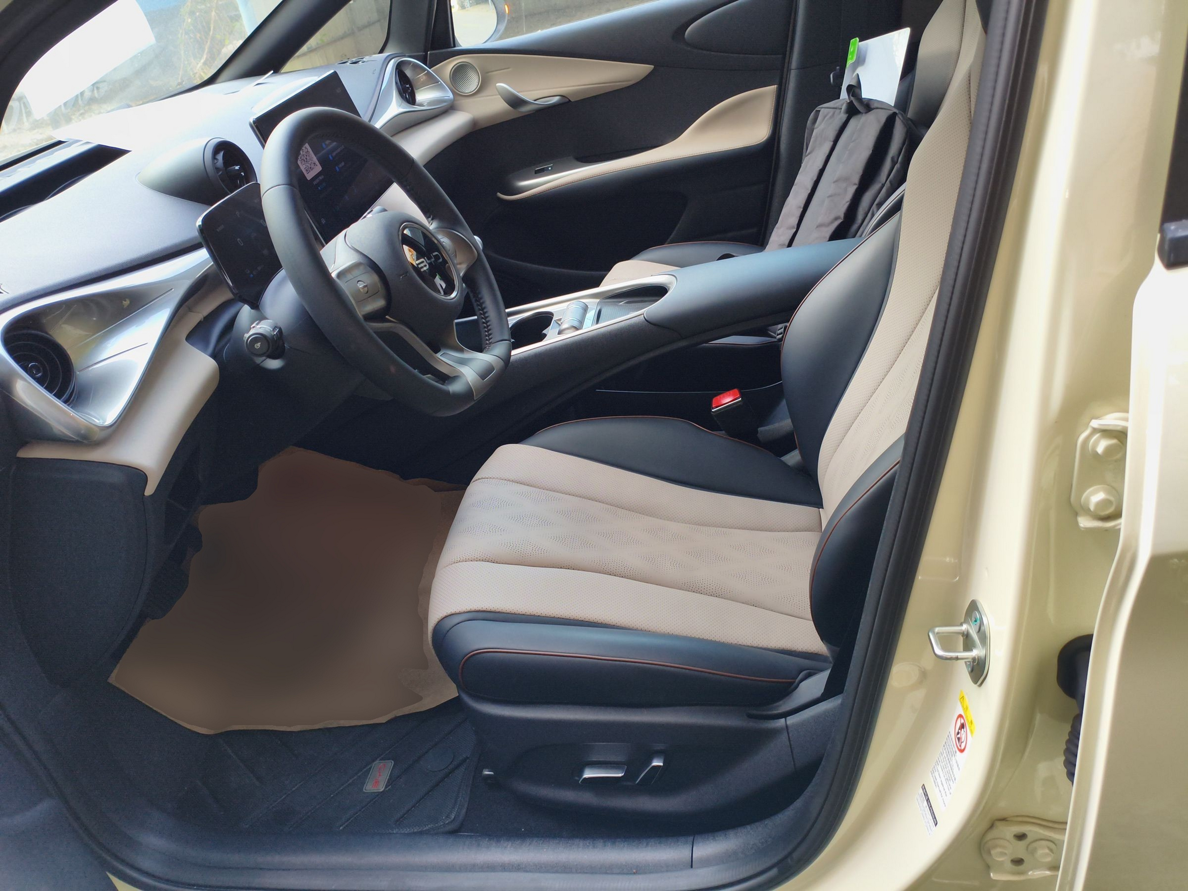 المقاعد الأمامية داخل السيارة