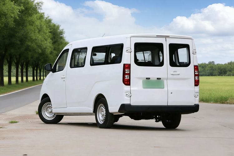 Used Wuling Yangguang 2024 300KM Comfort Version Passenger Van 75kW
