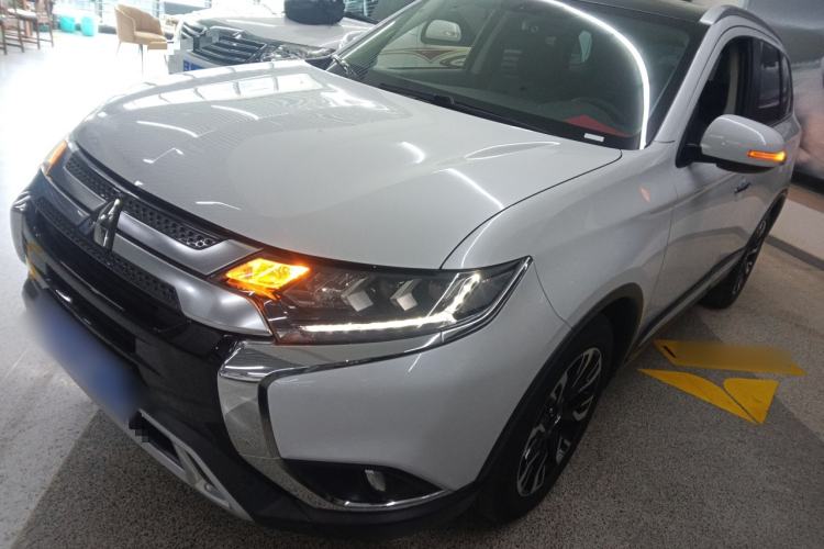 Used Mitsubishi Outlander 2019 2.4L 4x4 Zhi Xiang Edition 5 Seats China V Emission Standard
