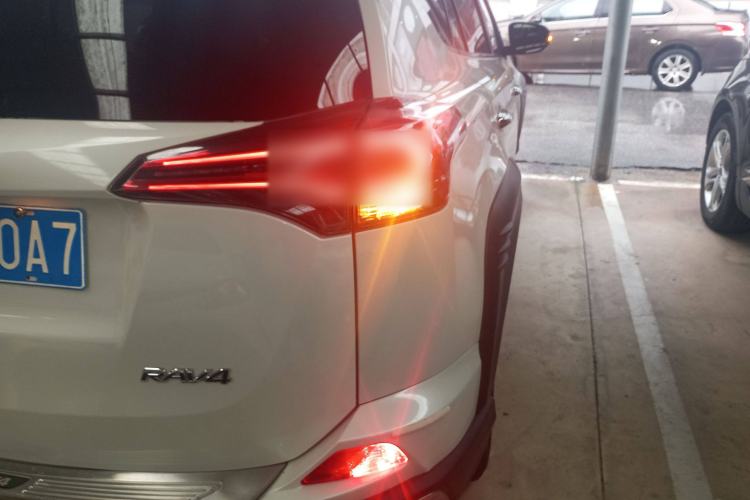 Used Toyota RAV4 2019 2.0L CVT Two-Wheel Drive Fashion X Limited Edition China VI Standard
