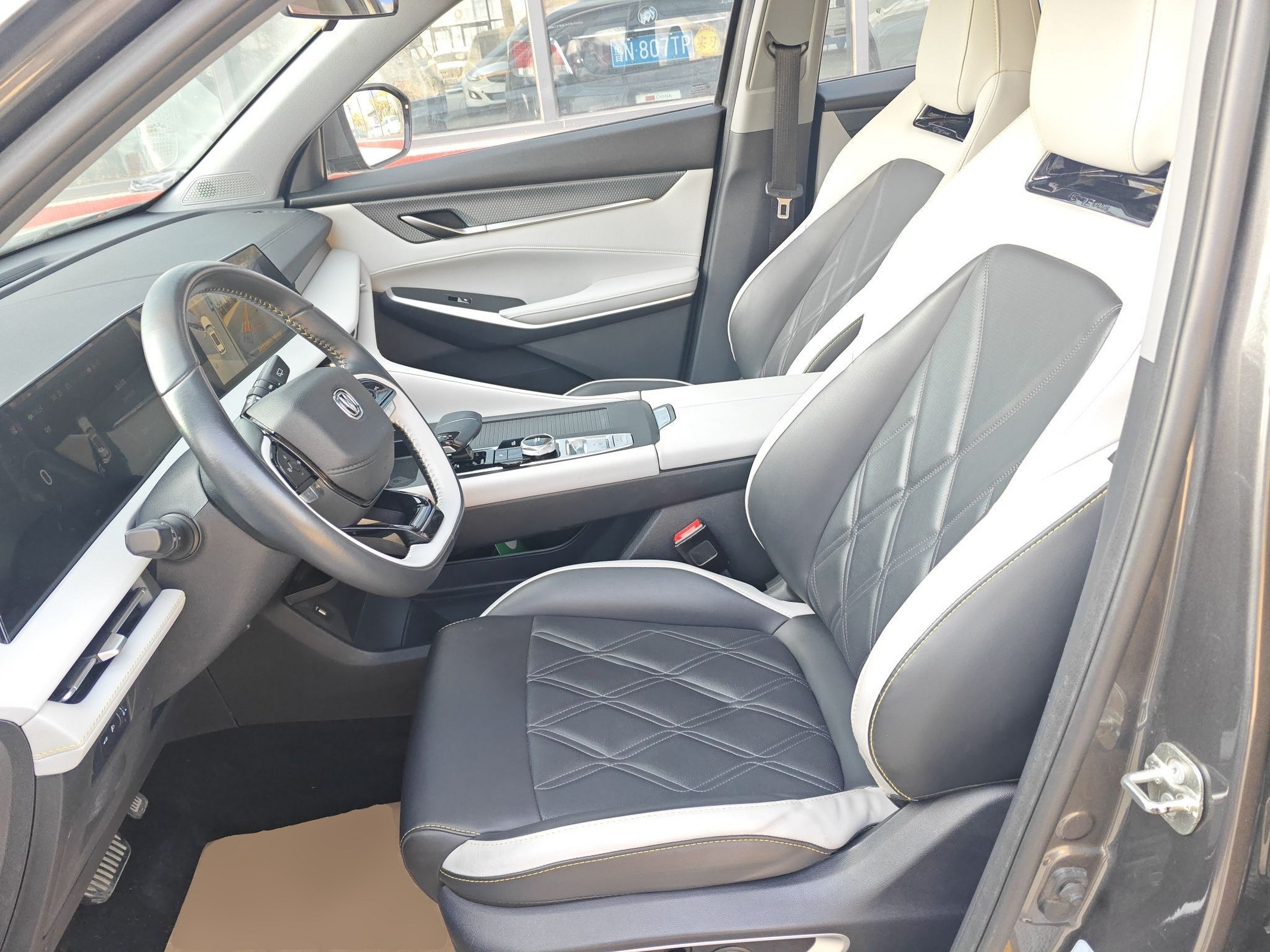 Переднее сиденье в автомобиле