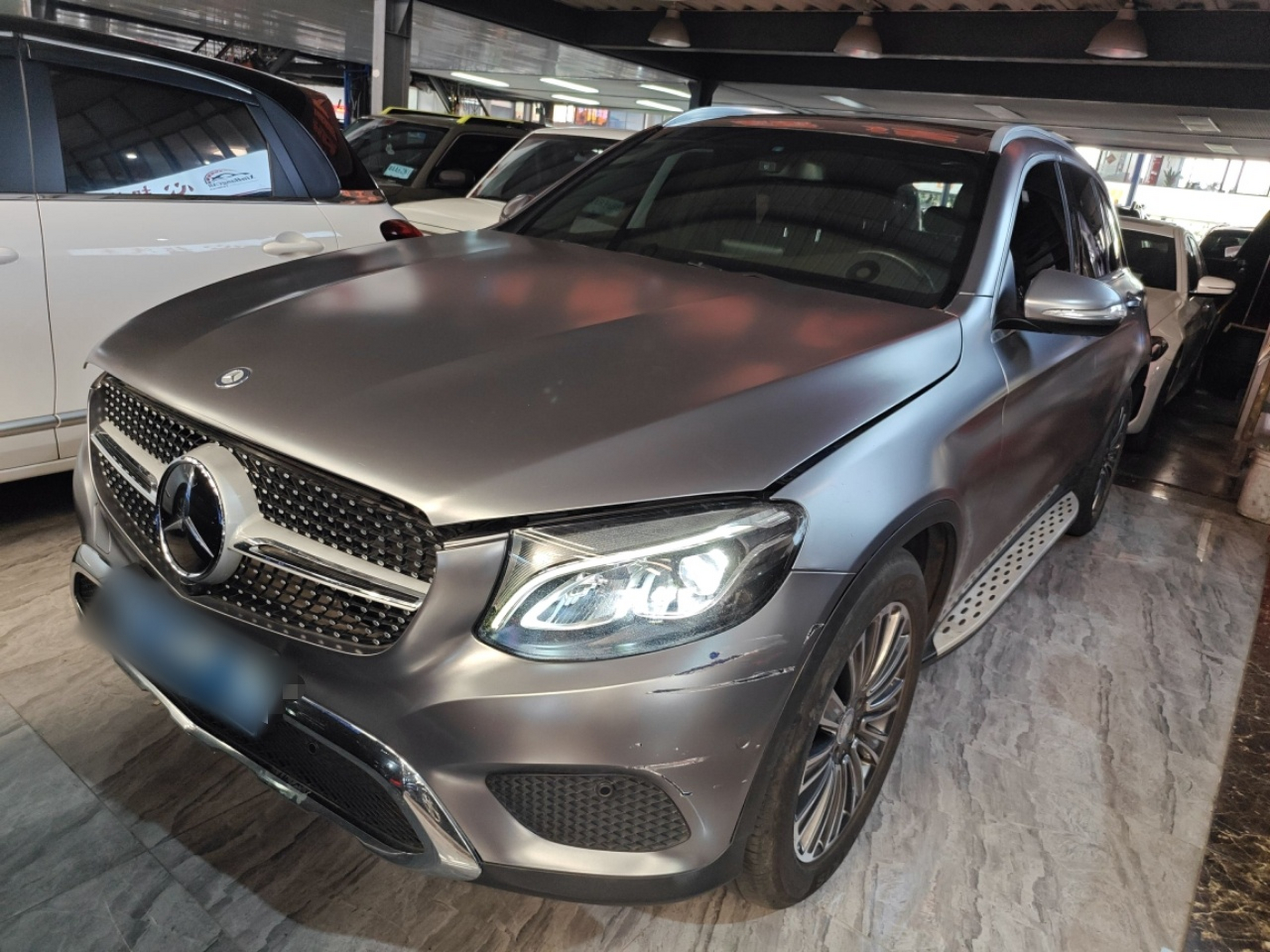 Под передней частью автомобиля