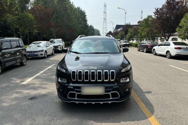 Used  Cherokee 2016 2.0L Smart Version

