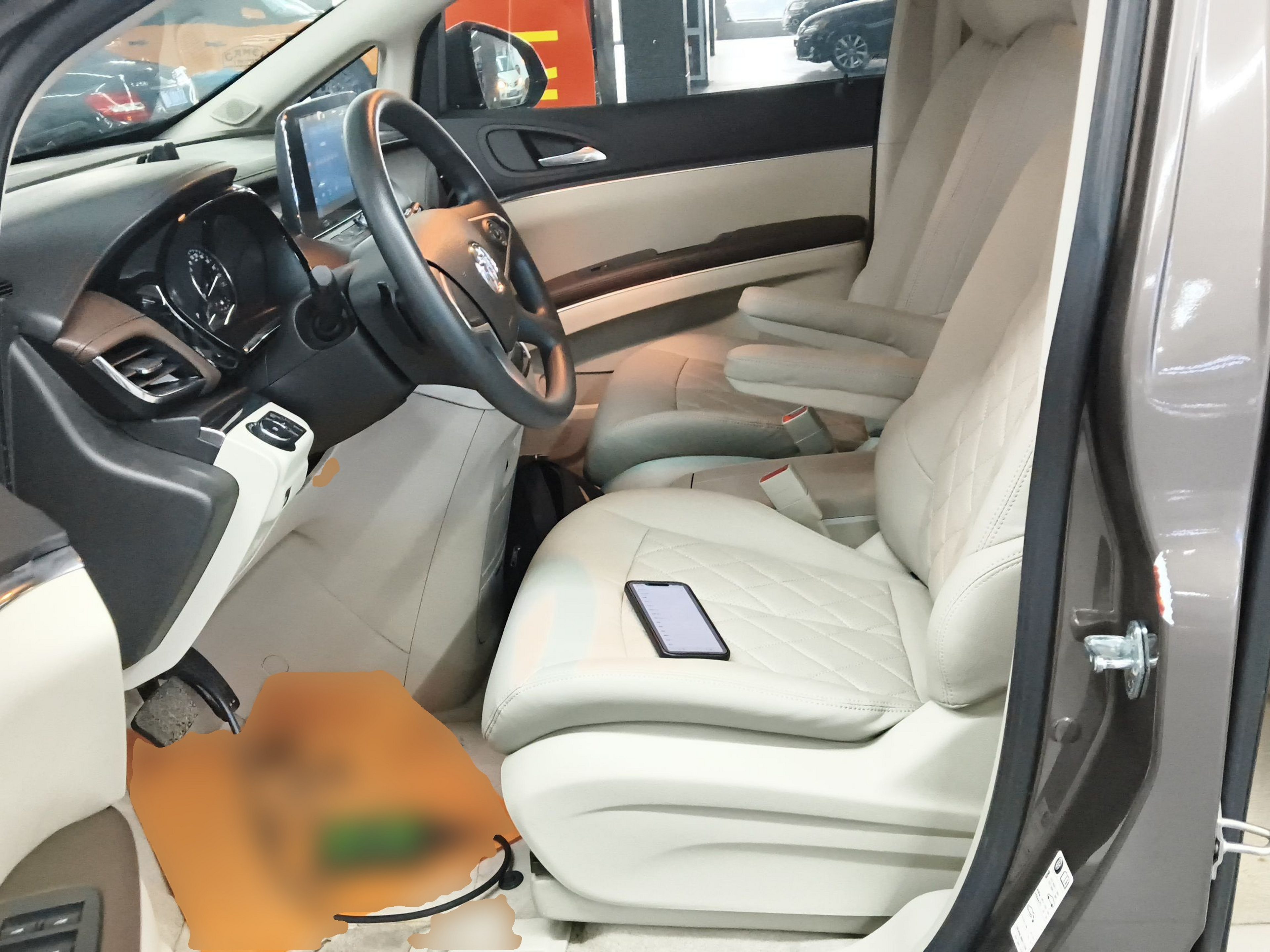 Переднее сиденье в автомобиле