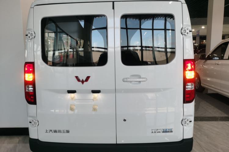 Used Wuling Yangguang 2024 300KM Comfort Version Passenger Van 75kW
